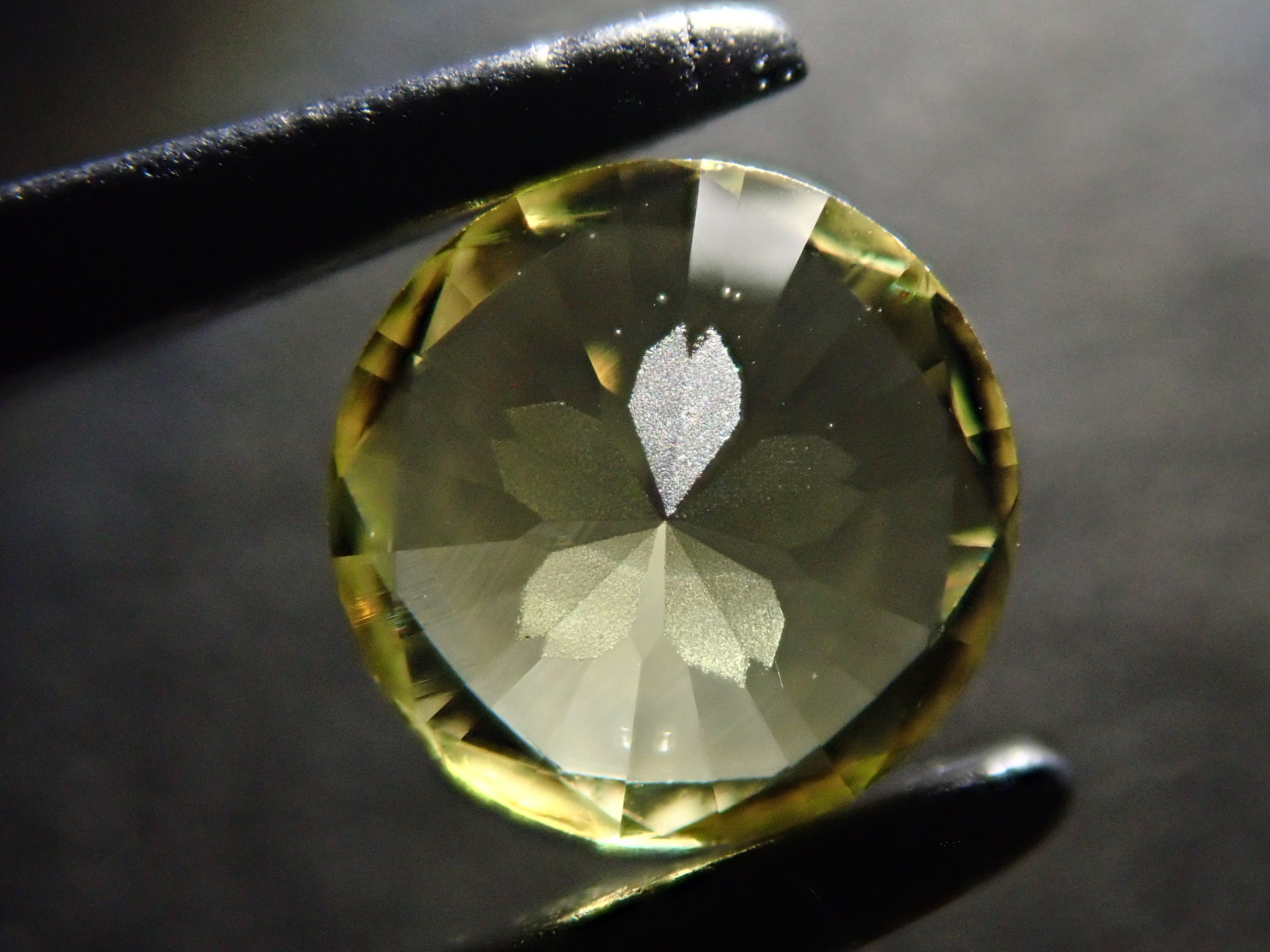 【抽選販売0117_04】【さくらインカット】マリ共和国産マリガーネット（グロッシュラー/アンドラダイト・ガーネット） 6.0mm/0.920ctルース 鑑別書