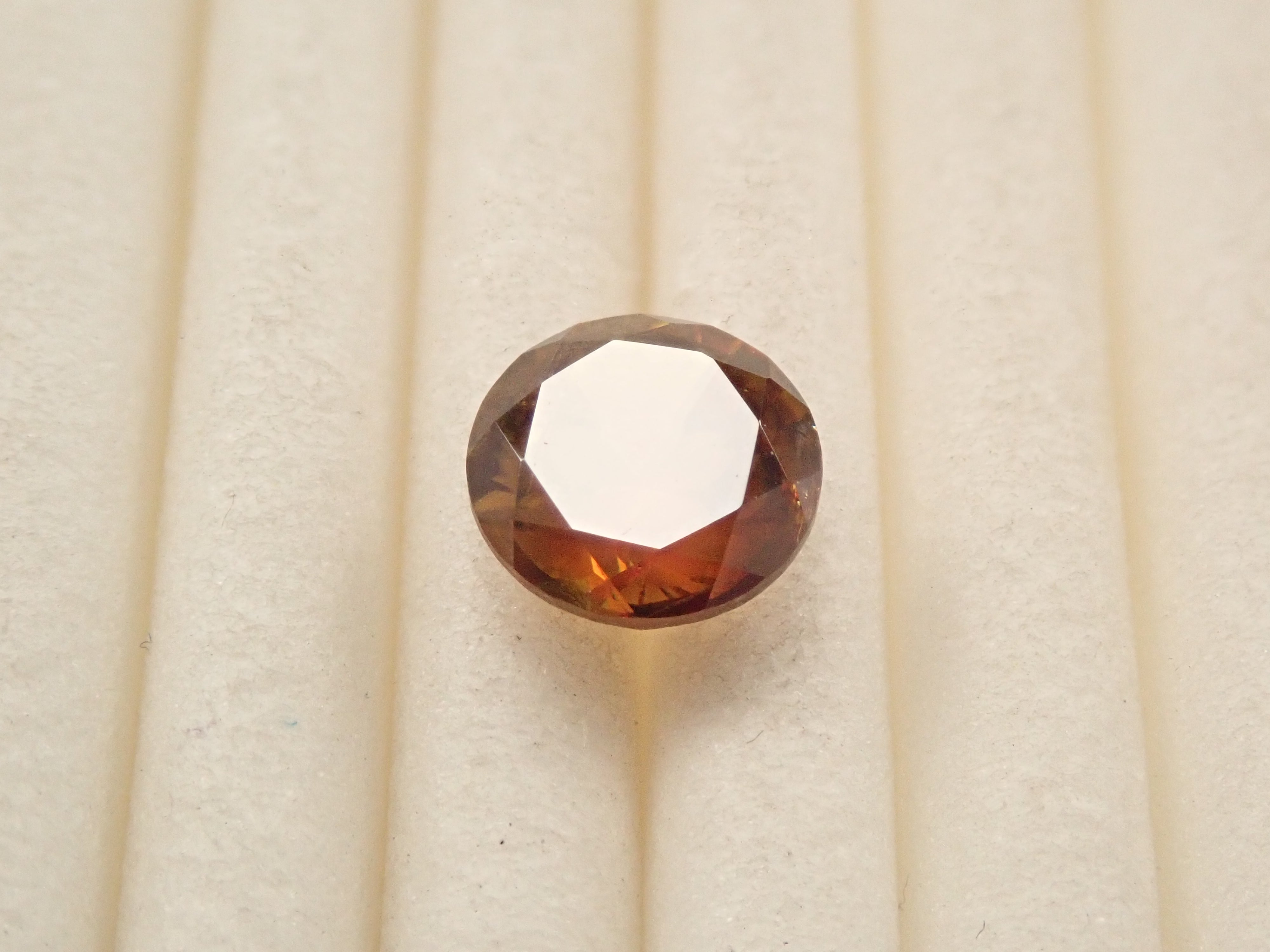 マダガスカル産スフェーン 6.0mm/0.868ctルース