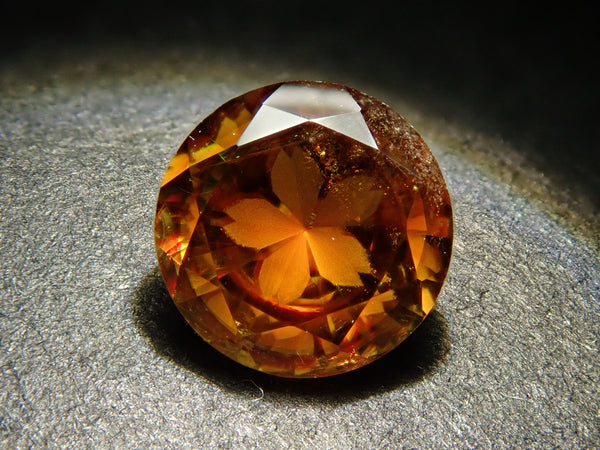 マダガスカル産スフェーン 6.0mm/0.868ctルース