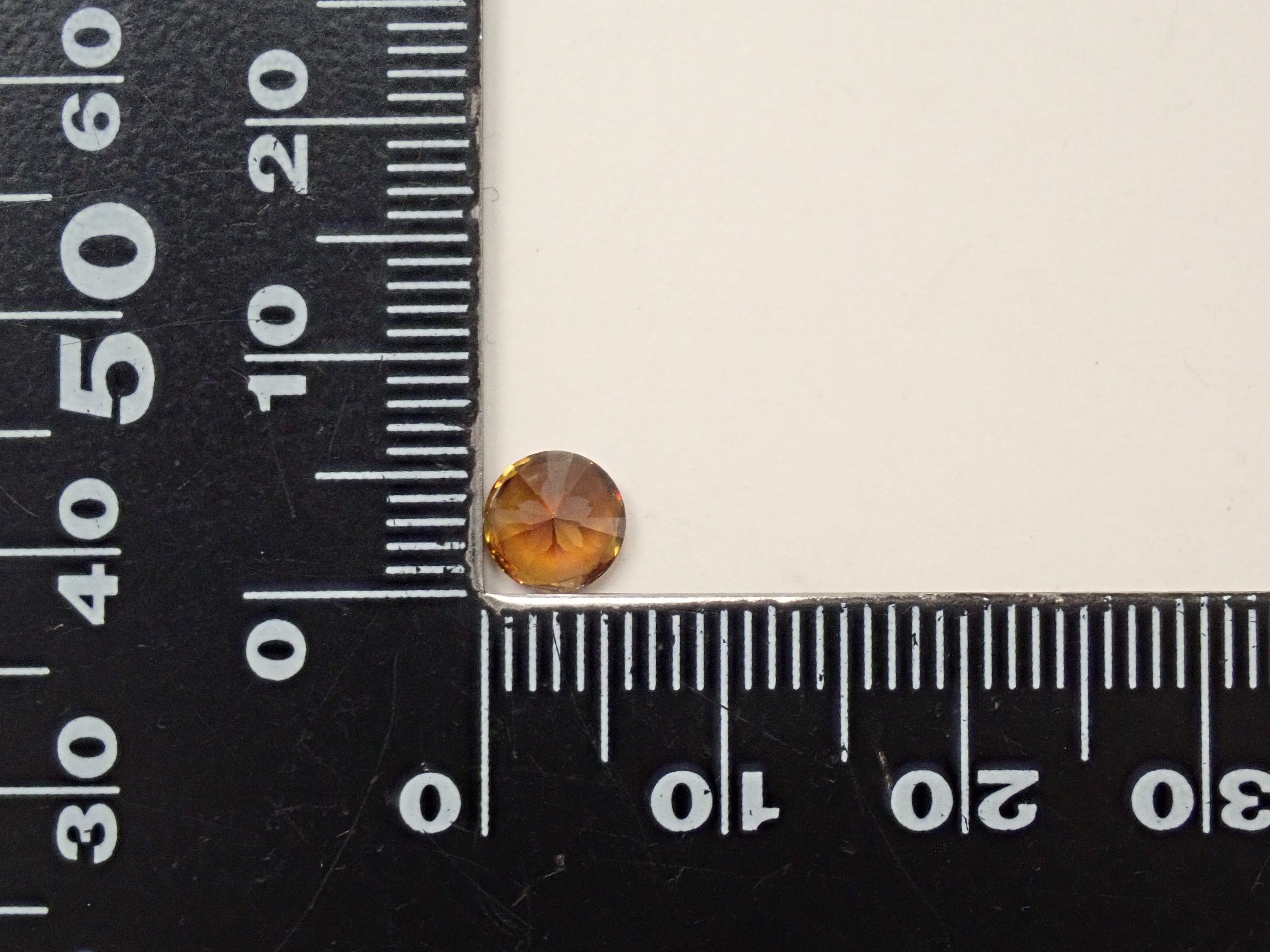 マダガスカル産スフェーン 6.0mm/0.868ctルース