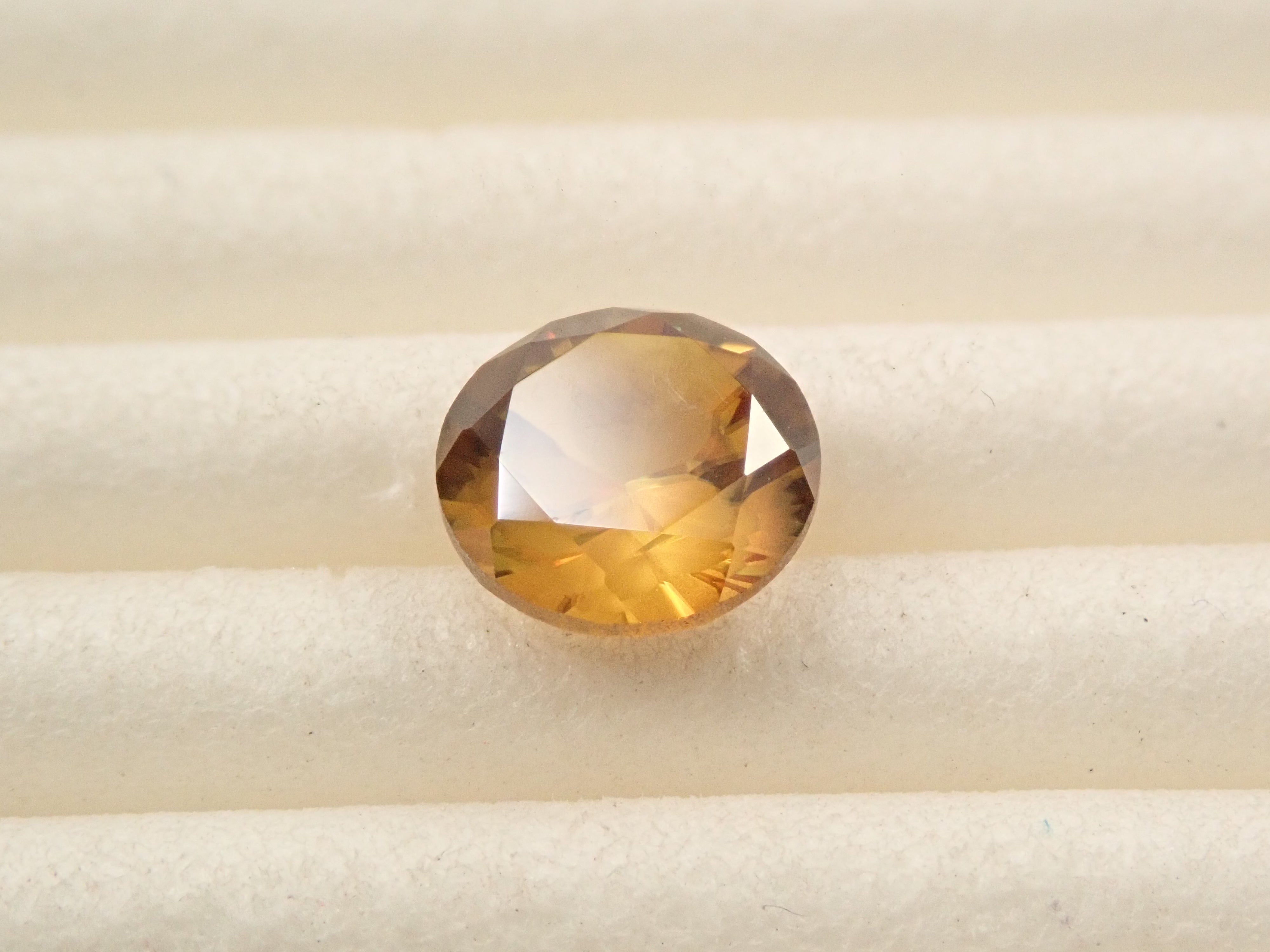 【抽選販売0123_03】【さくらインカット】マダガスカル産スフェーン 6.0mm/0.865ctルース