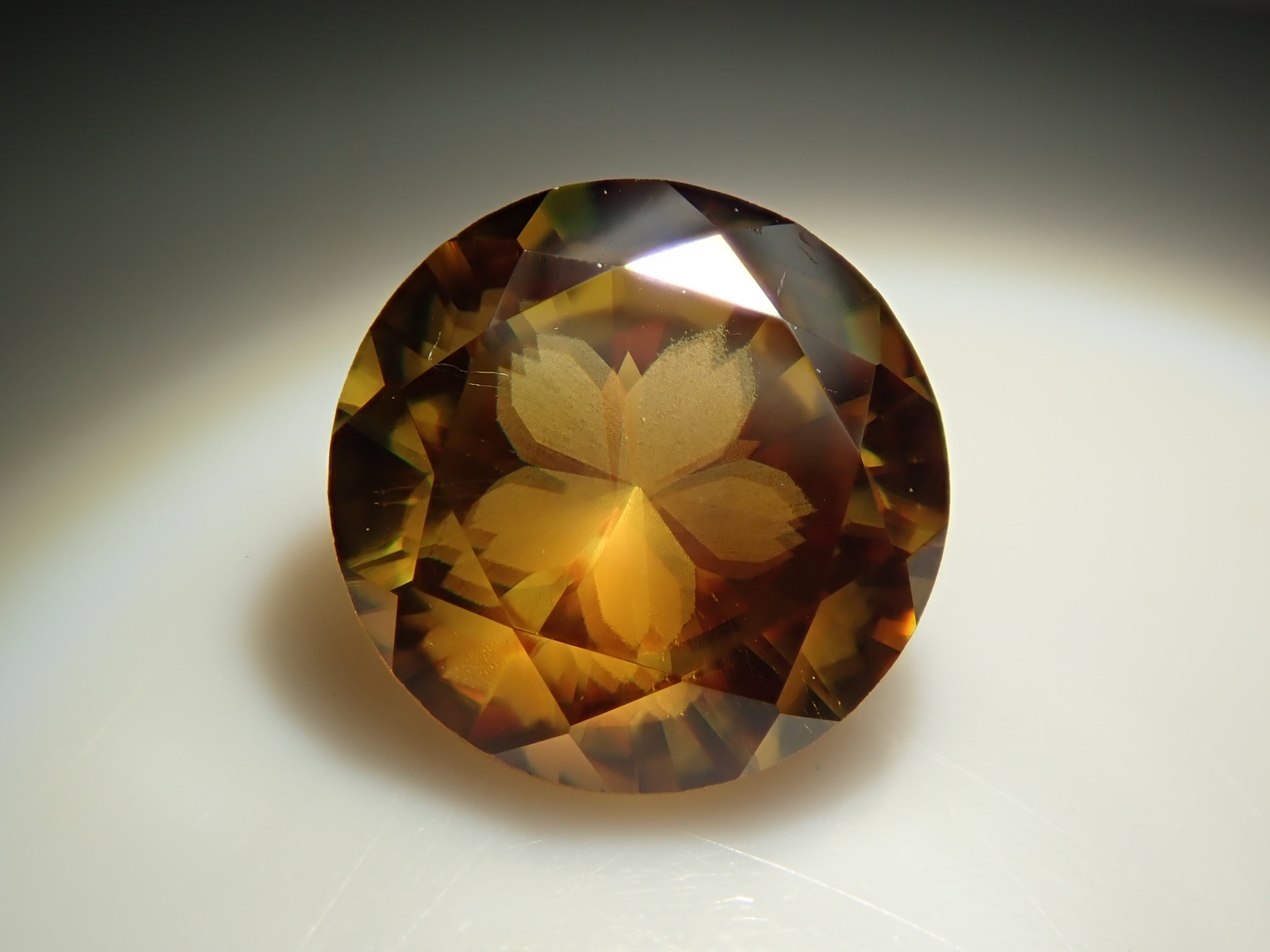 【抽選販売0123_03】【さくらインカット】マダガスカル産スフェーン 6.0mm/0.865ctルース