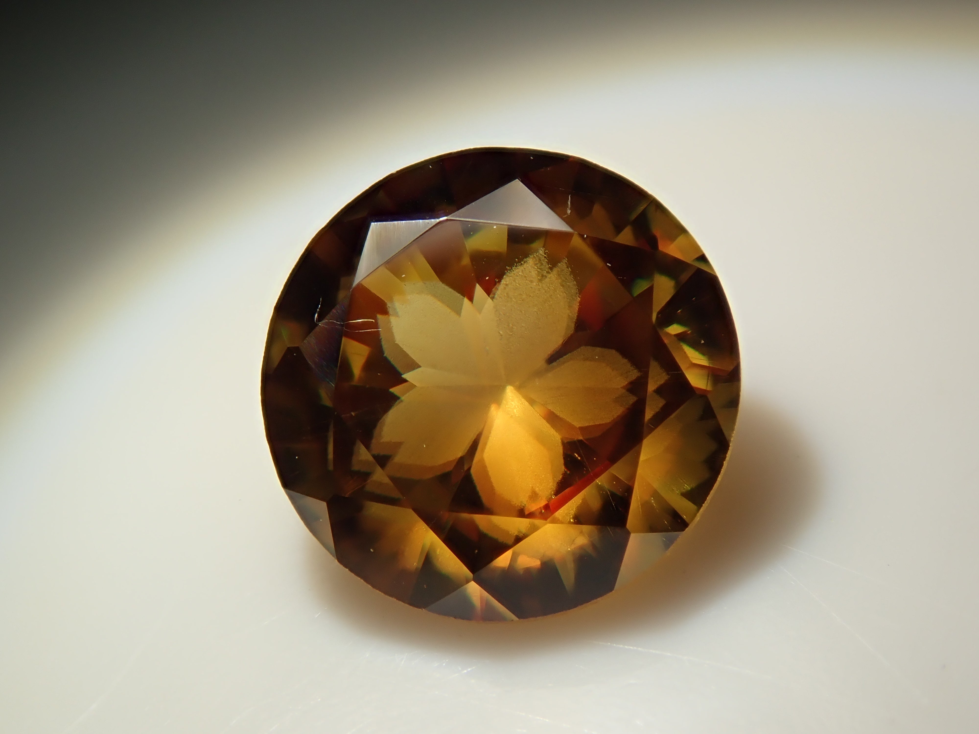 【抽選販売0123_03】【さくらインカット】マダガスカル産スフェーン 6.0mm/0.865ctルース