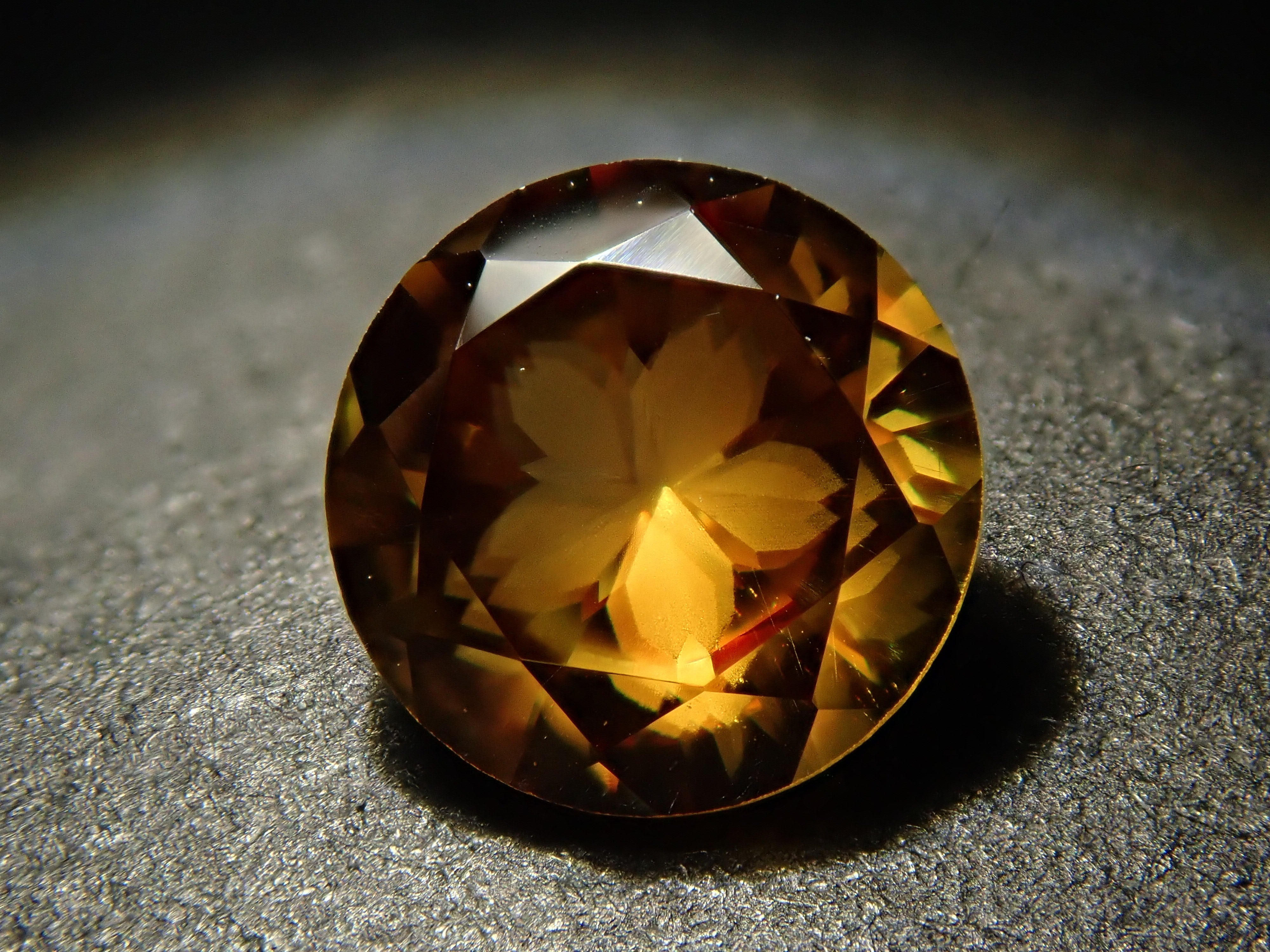 【抽選販売0123_03】【さくらインカット】マダガスカル産スフェーン 6.0mm/0.865ctルース