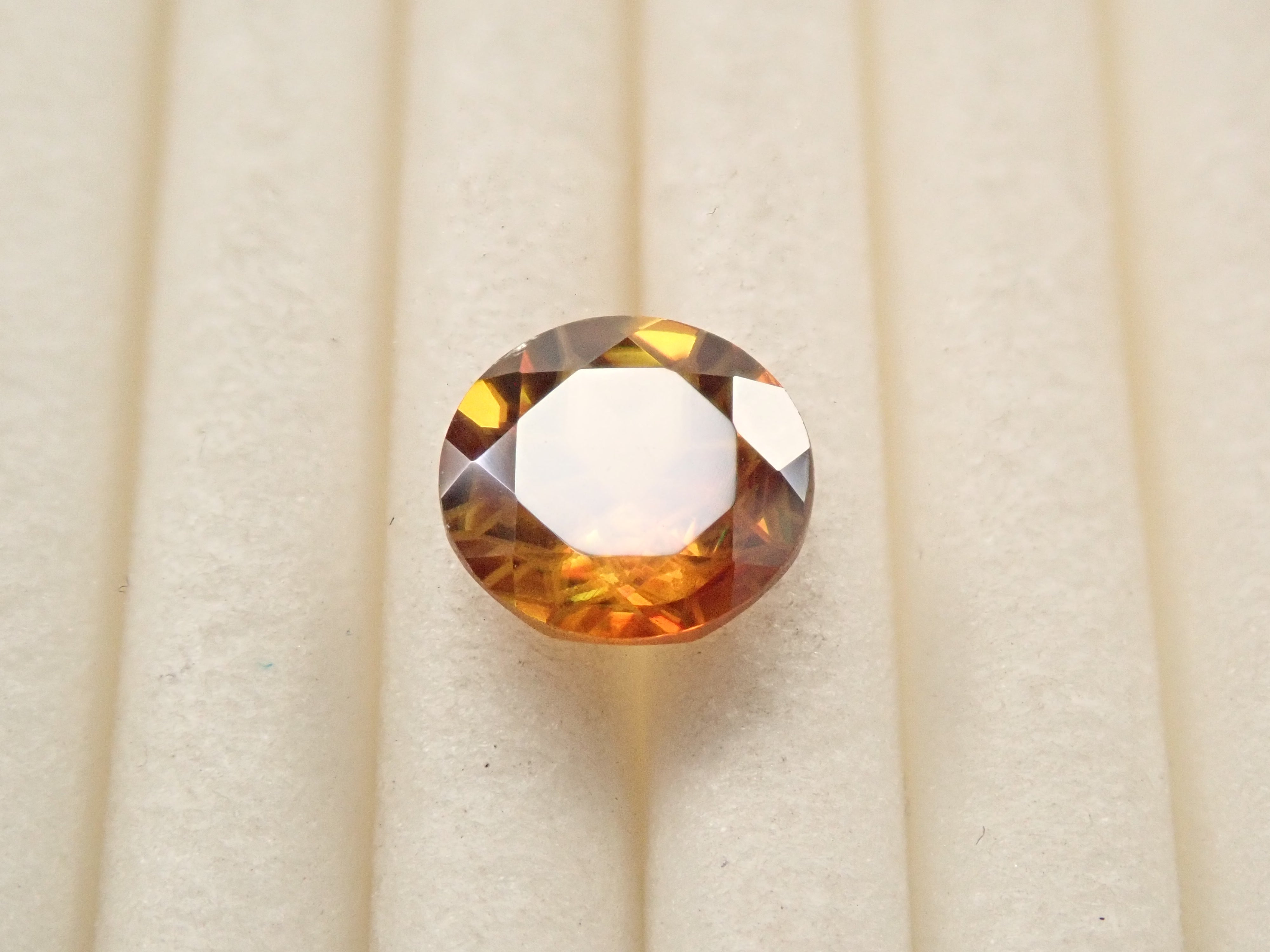 【抽選販売0117_03】【ダンデライオンカット】マダガスカル産スフェーン 6.0mm/0.775ctルース