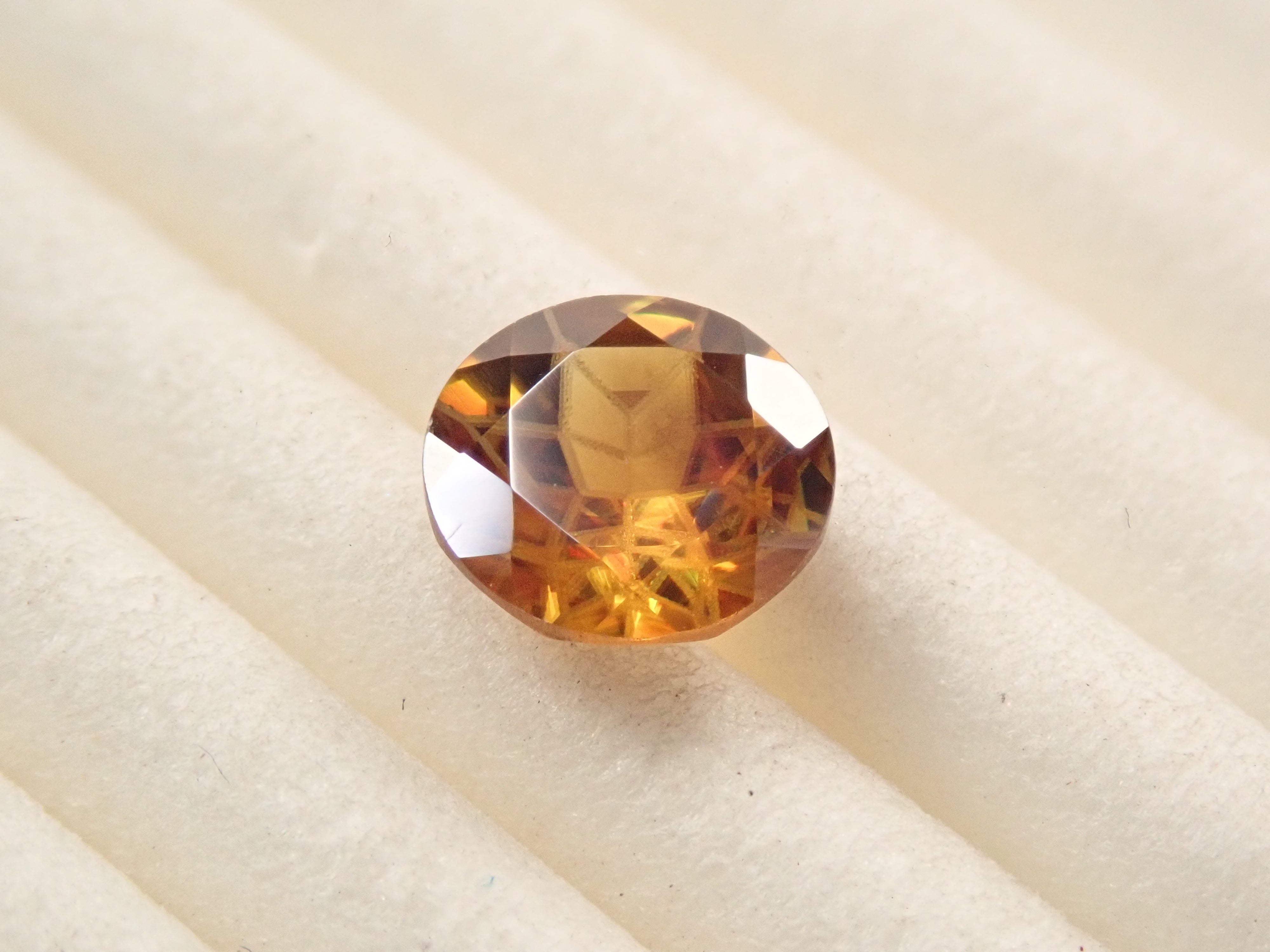 【抽選販売0117_03】【ダンデライオンカット】マダガスカル産スフェーン 6.0mm/0.775ctルース