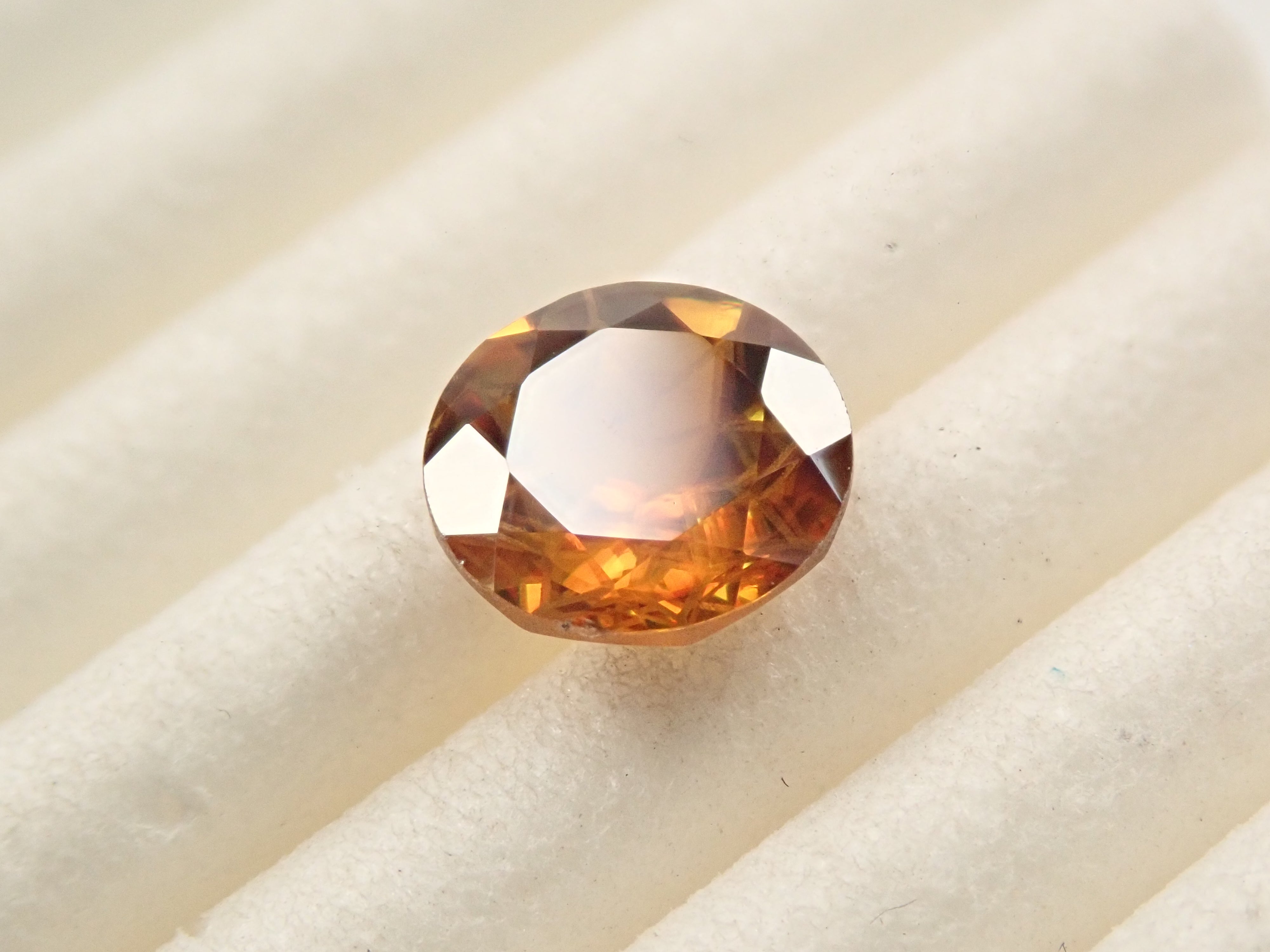 【抽選販売0117_03】【ダンデライオンカット】マダガスカル産スフェーン 6.0mm/0.775ctルース