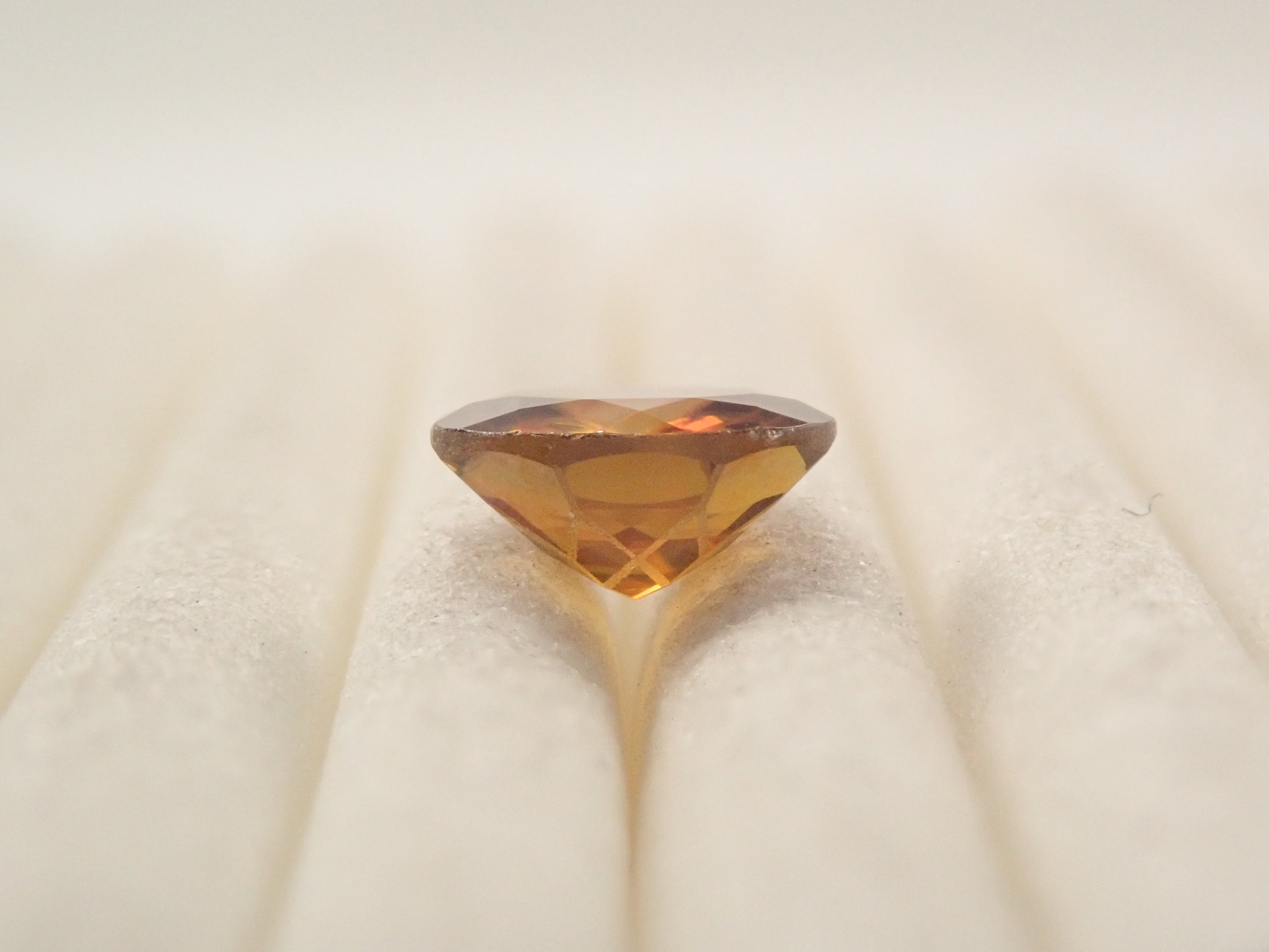 【抽選販売0117_03】【ダンデライオンカット】マダガスカル産スフェーン 6.0mm/0.775ctルース