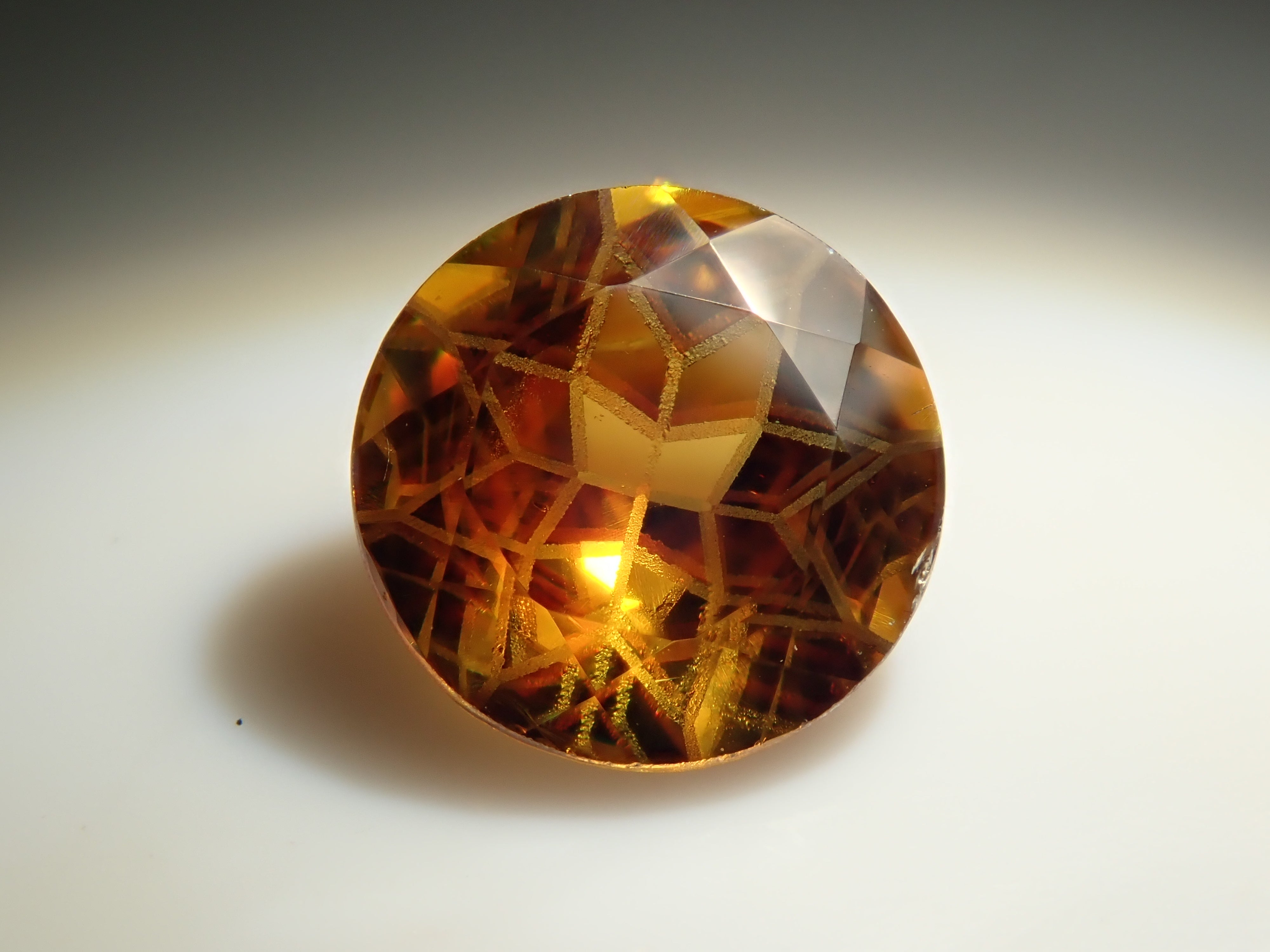 【抽選販売0117_03】【ダンデライオンカット】マダガスカル産スフェーン 6.0mm/0.775ctルース