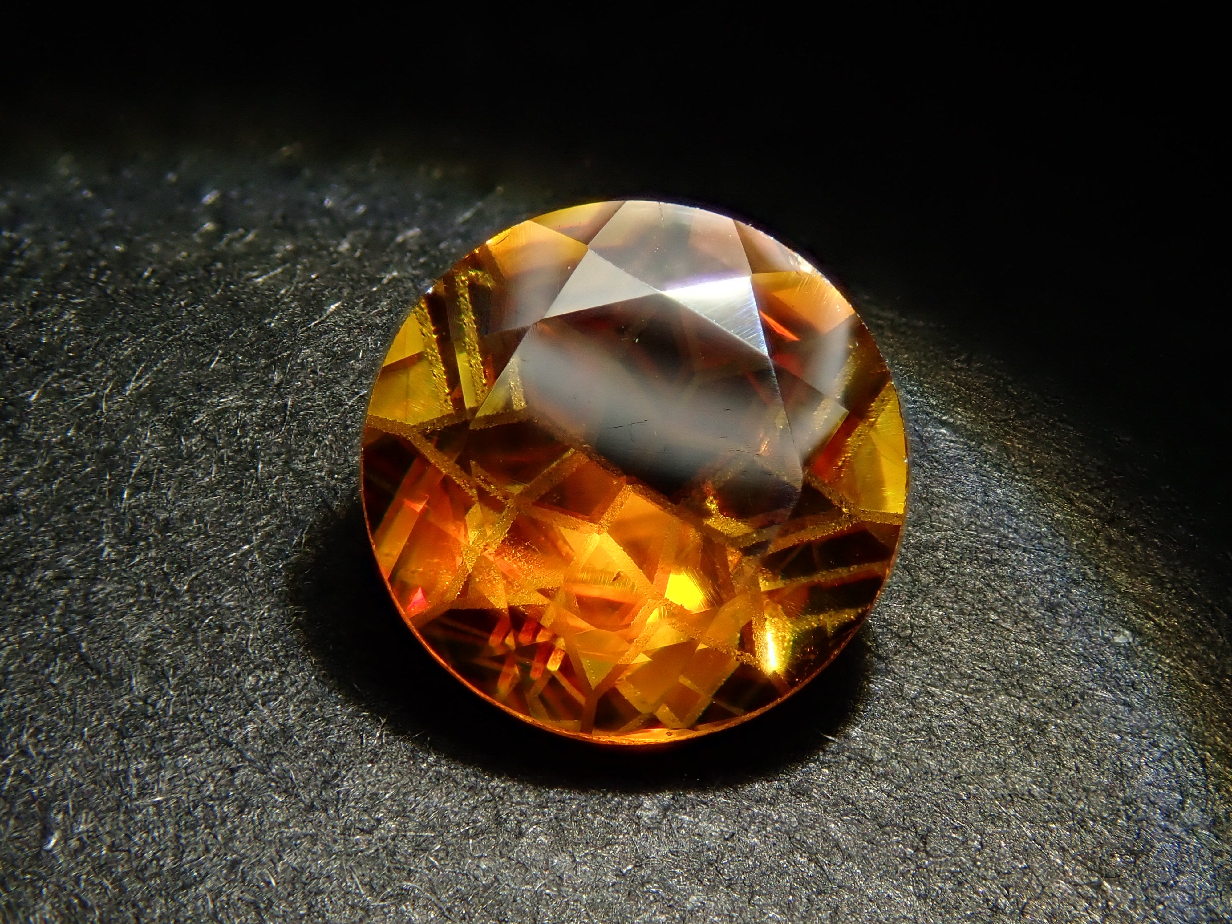 【抽選販売0117_03】【ダンデライオンカット】マダガスカル産スフェーン 6.0mm/0.775ctルース