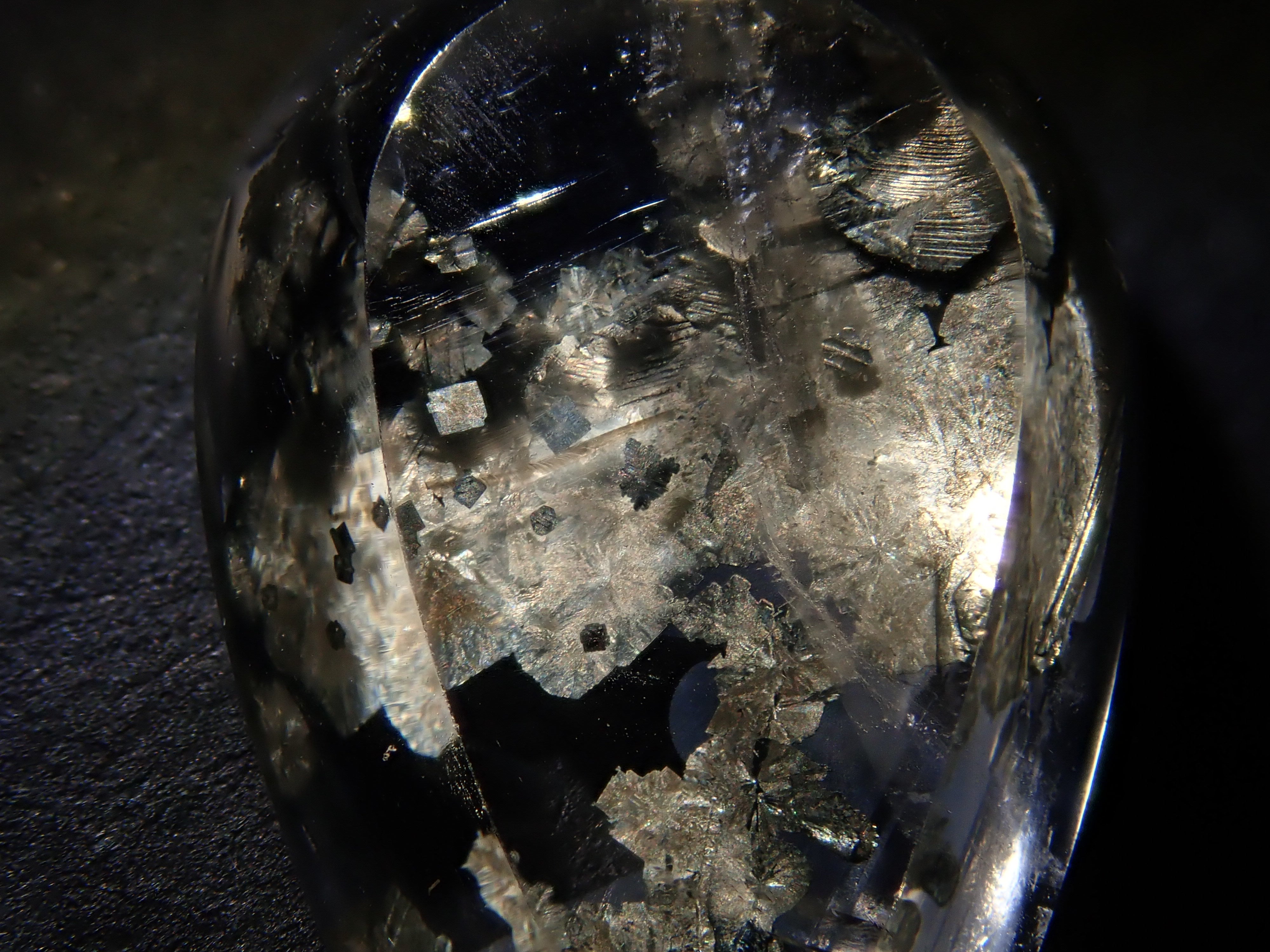 パイライトインクォーツスカル 12561753掲載】ブラジル産パイライトインクォーツ 6.992ctルース