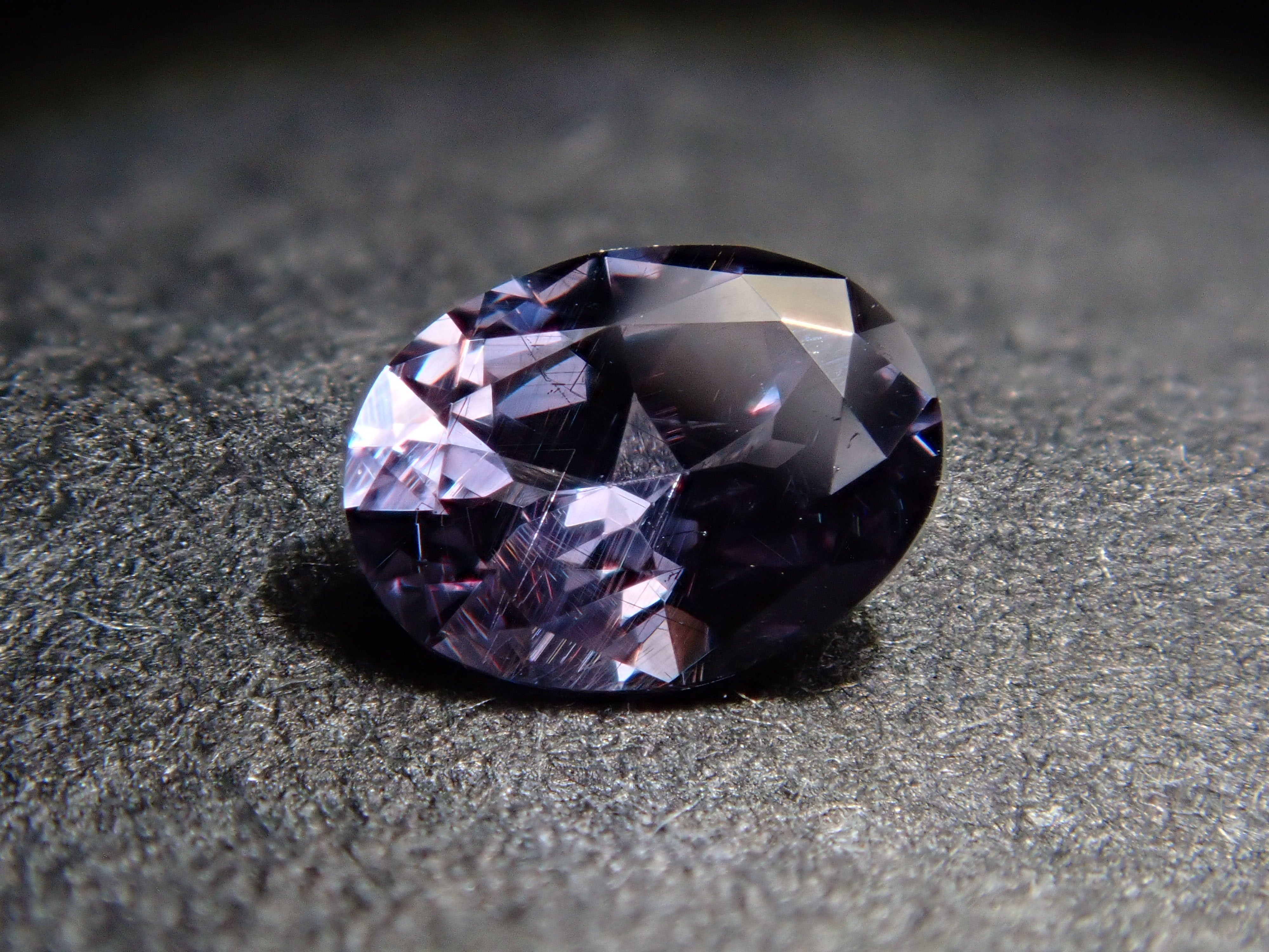 ガーネット マダガスカル産ベキリーブルーガーネット（カラーチェンジガーネット