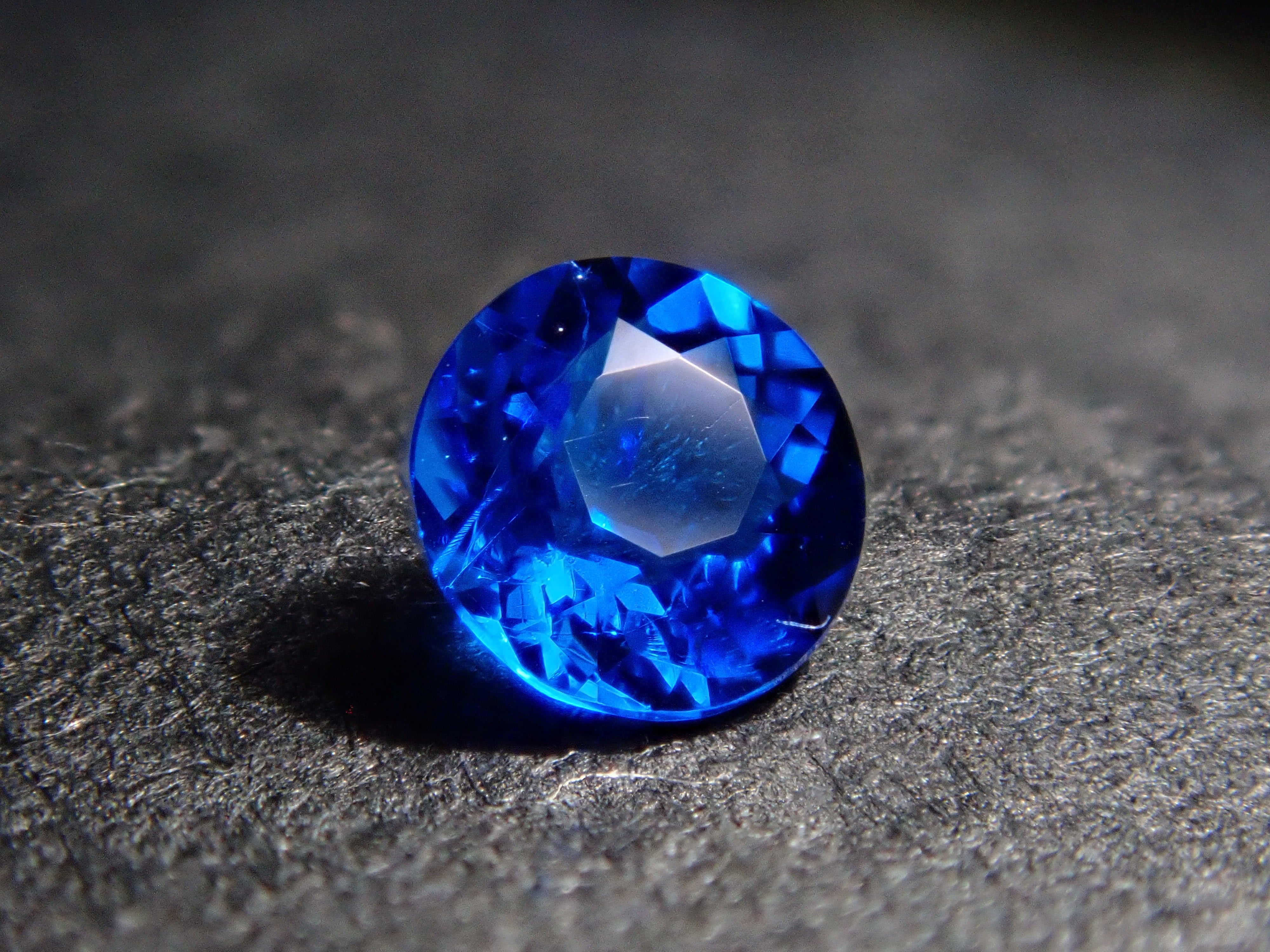 【12/30 22時販売】ドイツ産アウイナイト 3.1mm/0.100ctルース