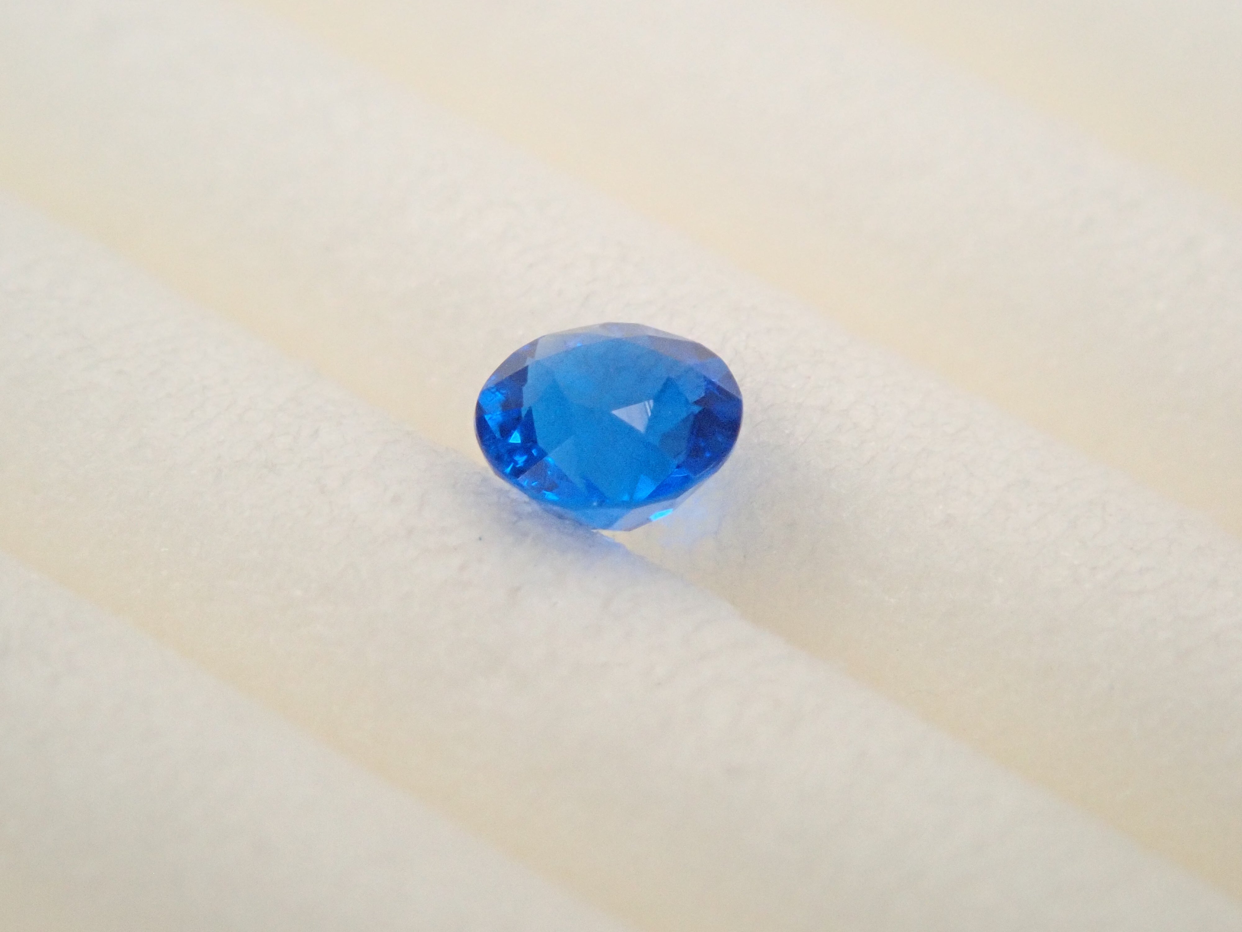 【1/9 22時販売】ドイツ産アウイナイト 2.7mm/0.076ctルース