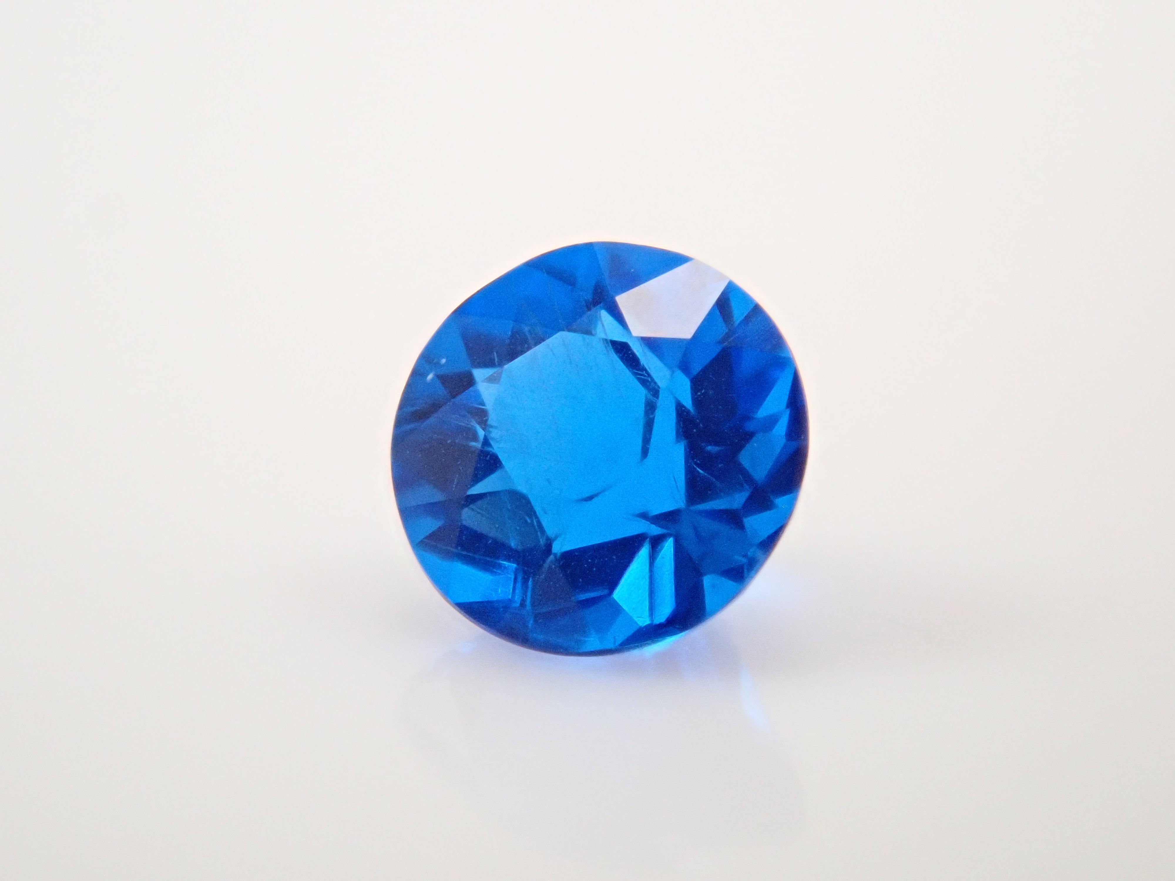 【1/9 22時販売】ドイツ産アウイナイト 2.7mm/0.076ctルース