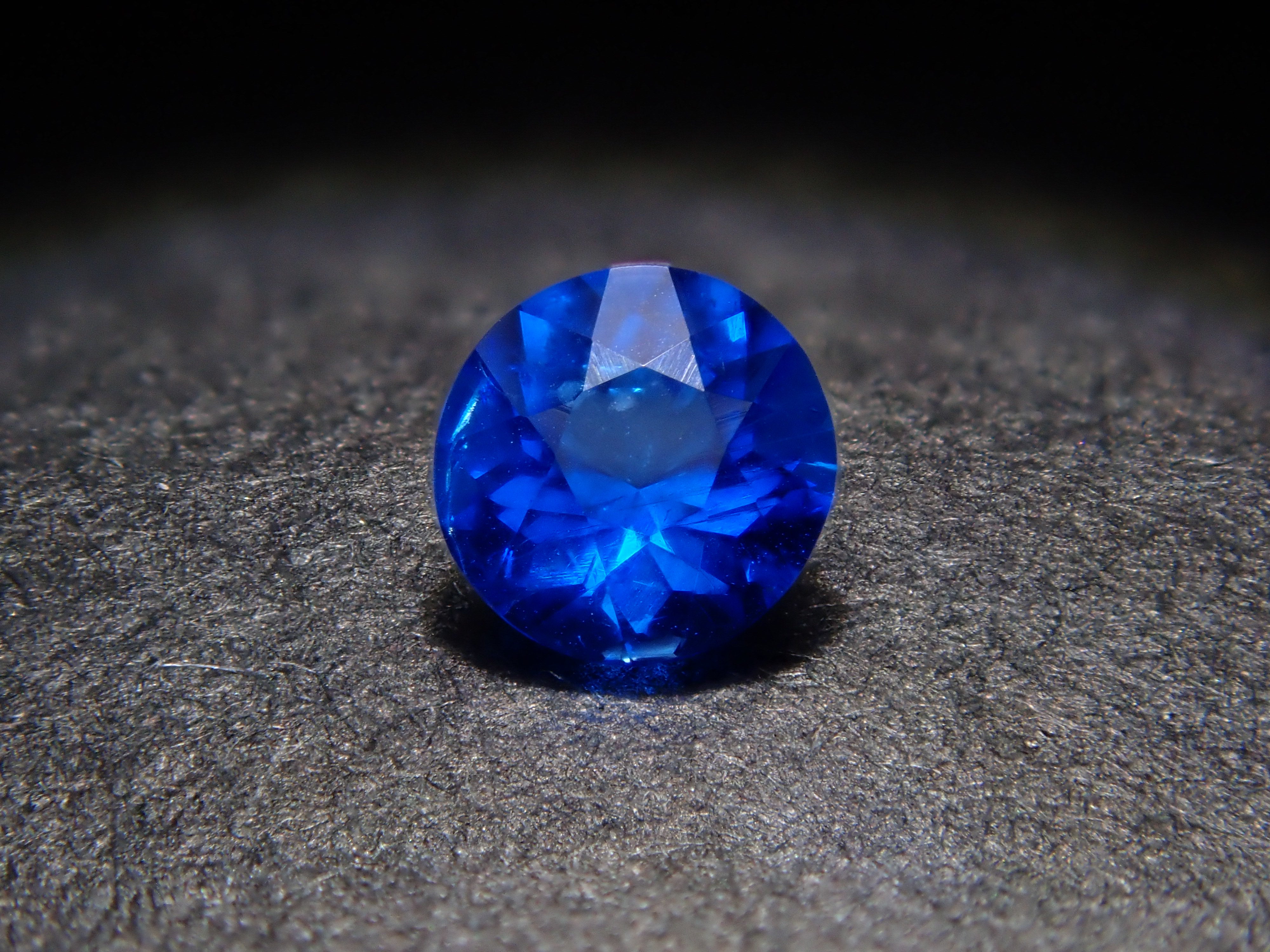 【1/9 22時販売】ドイツ産アウイナイト 2.7mm/0.076ctルース