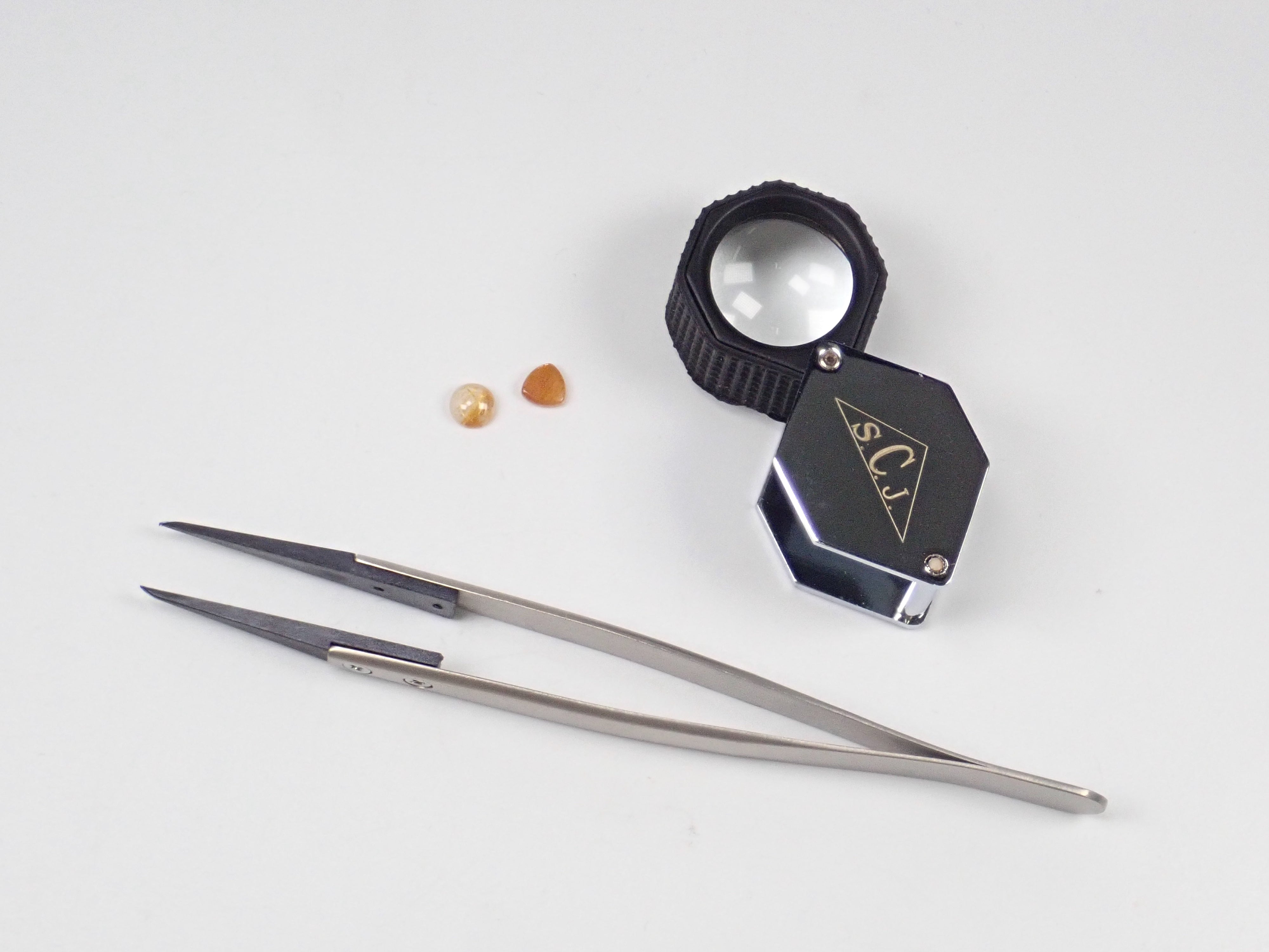 [Jeweler's tools] 4-piece set including loupe (10x magnification), tweezers, and 2 loose stones