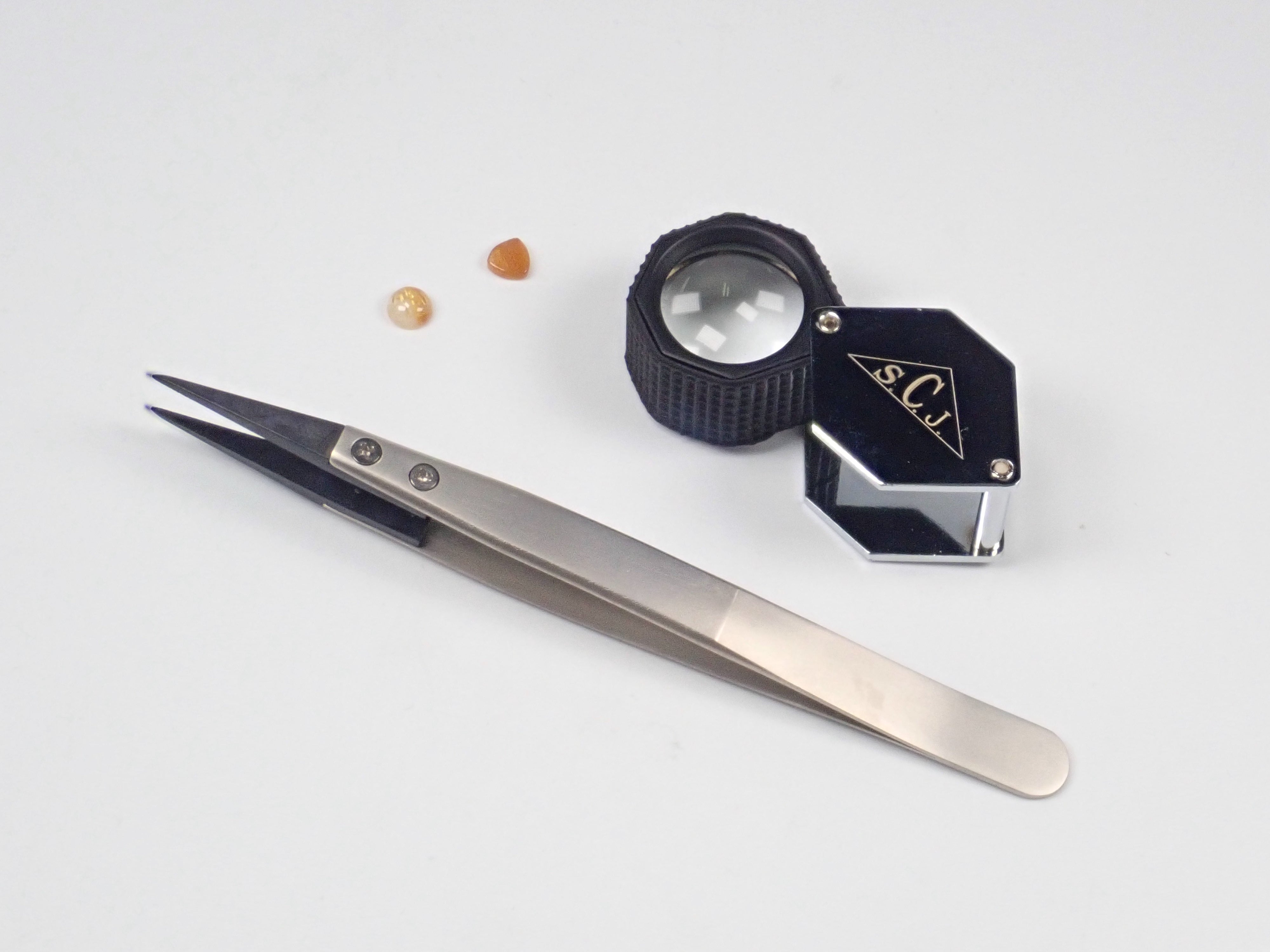 [Jeweler's tools] 4-piece set including loupe (10x magnification), tweezers, and 2 loose stones