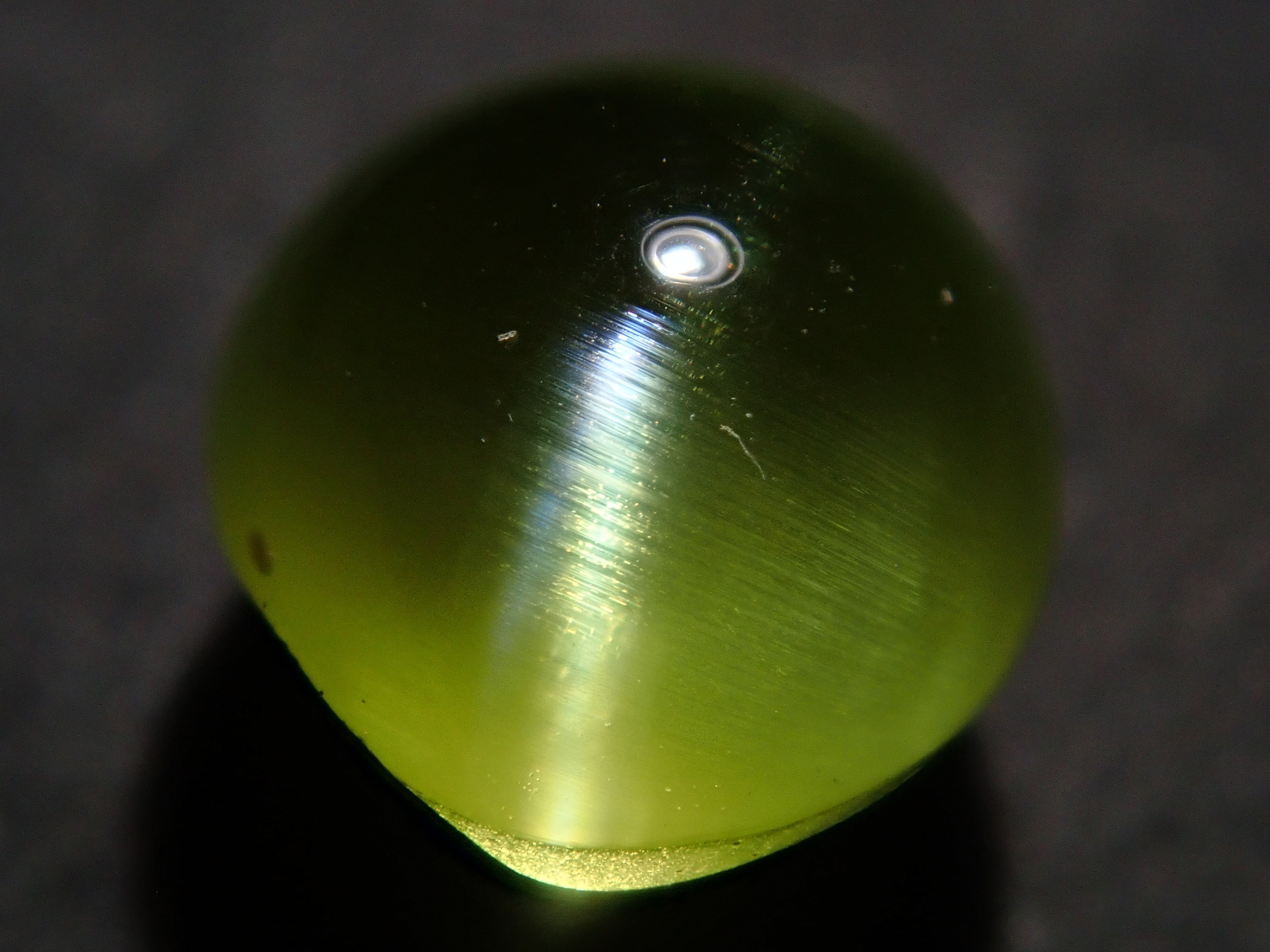 インド産パロットクリソベリルキャッツアイ 5.6mm/1.715ctルース