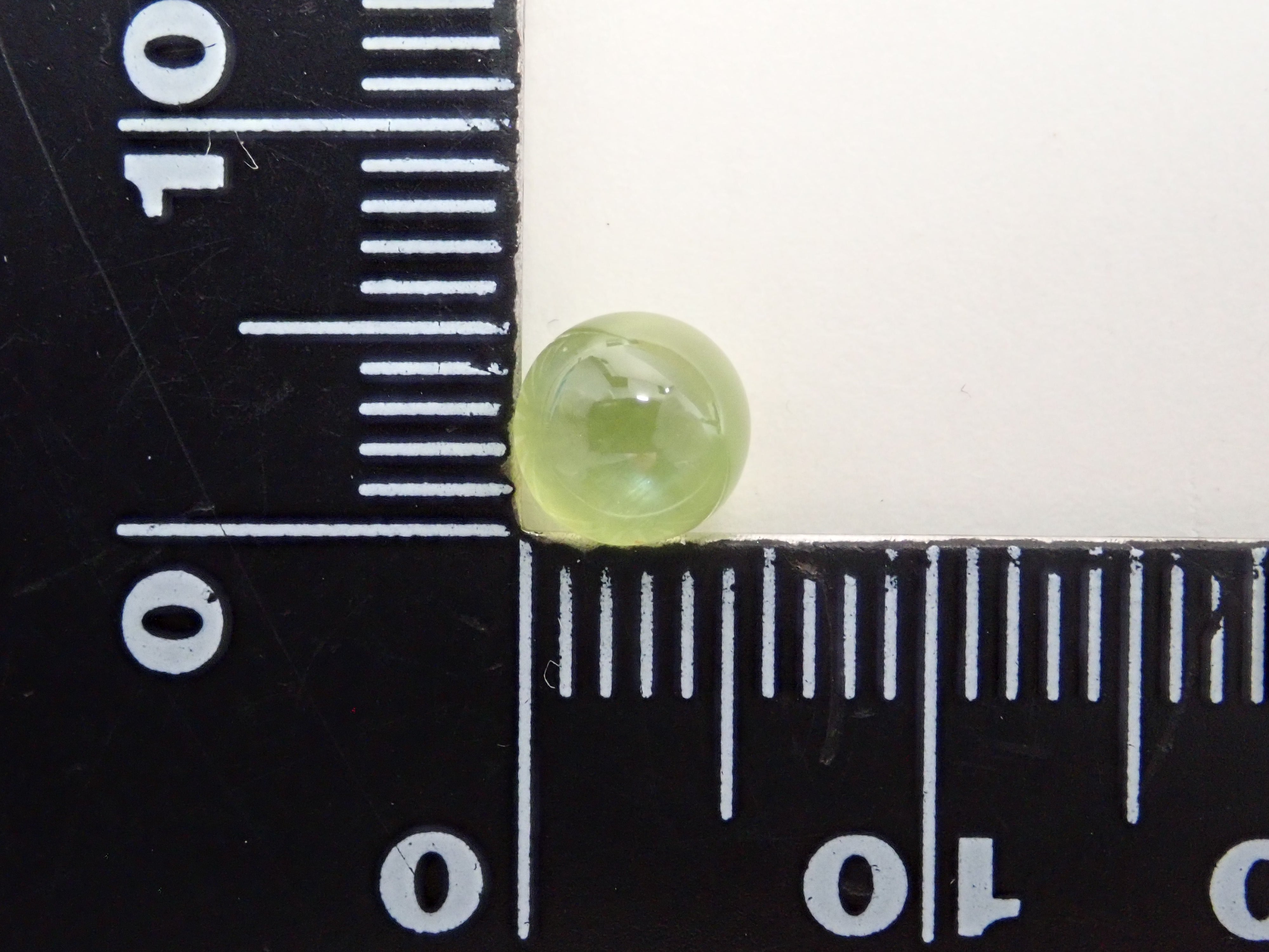 インド産パロットクリソベリルキャッツアイ 5.6mm/1.715ctルース
