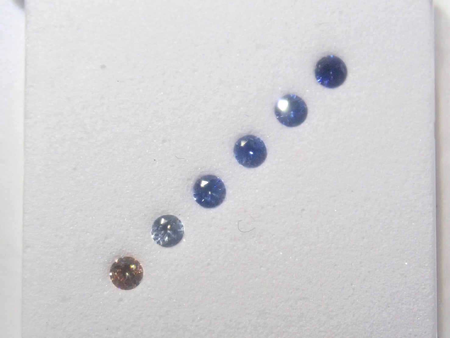Benitoite Gradation 6 Stone Set (2.0mm, Round Cut, Including Top Quality) 《Multiple Purchase Discount Available》