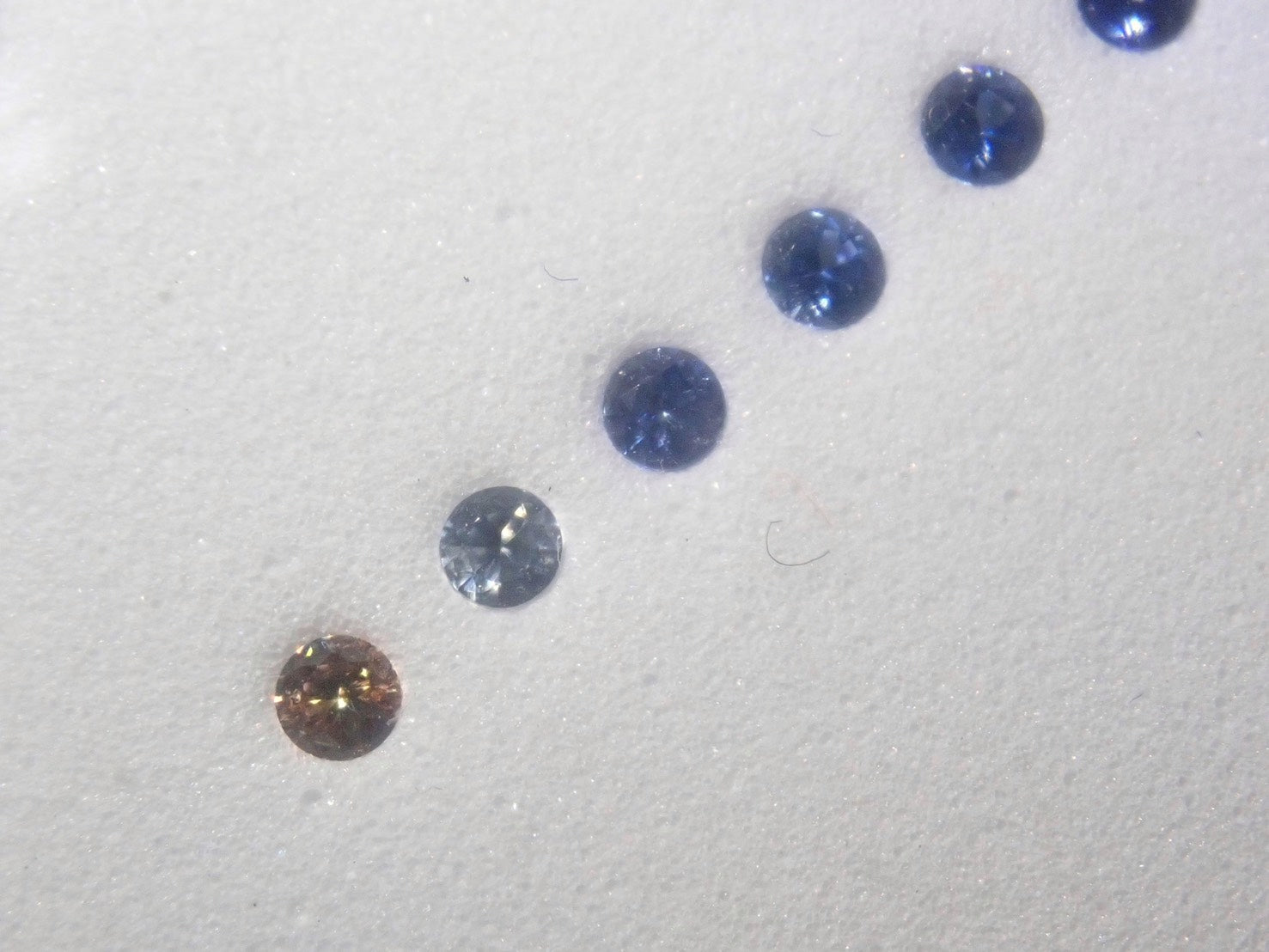 Benitoite Gradation 6 Stone Set (2.0mm, Round Cut, Including Top Quality) 《Multiple Purchase Discount Available》