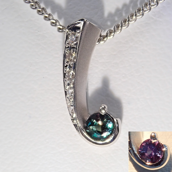 [On sale from 10pm on 4/6] Pt900 Brazilian Alexandrite 0.14ct Pendant (Necklace)