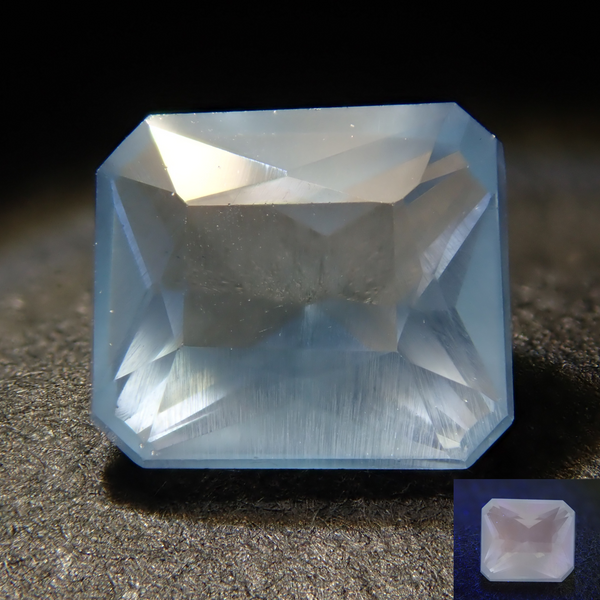 產自辛巴威的藍色磷灰石（UV 型）0.703 克拉散裝