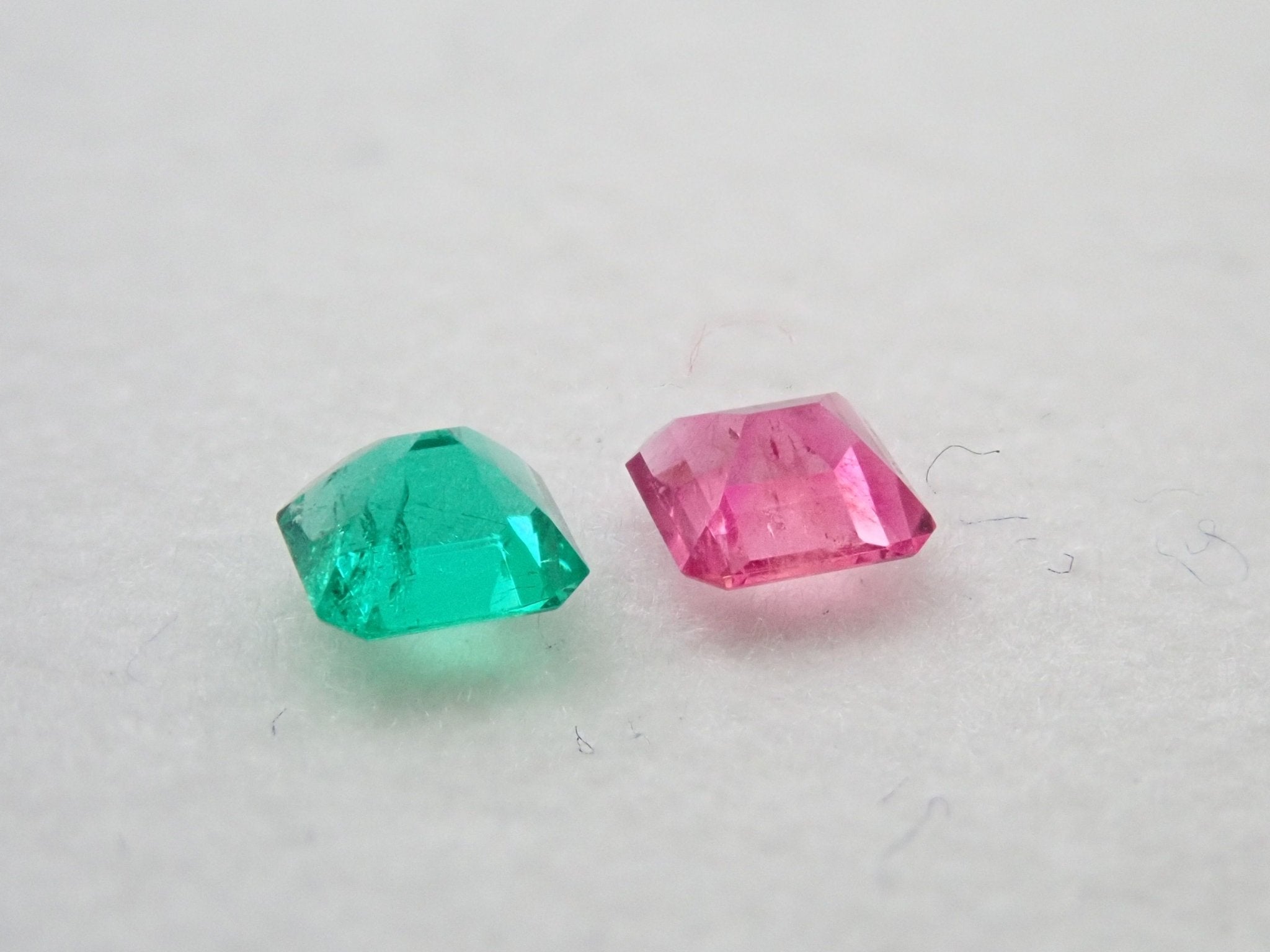 レッドベリル 0.124ct・エメラルド 0.146ct2石セット - KARATZ STORE｜カラッツSTORE