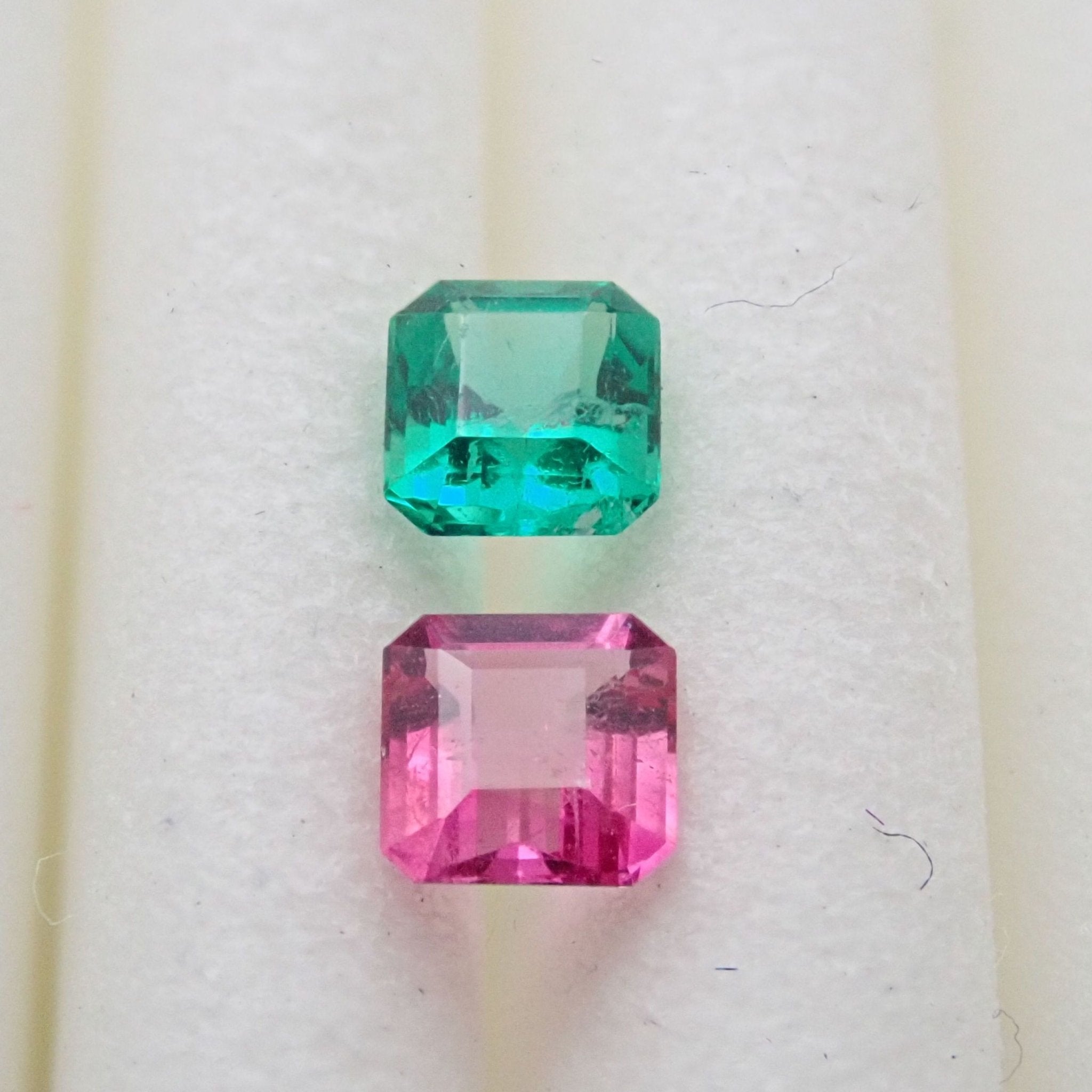 レッドベリル 0.124ct・エメラルド 0.146ct2石セット - KARATZ STORE｜カラッツSTORE