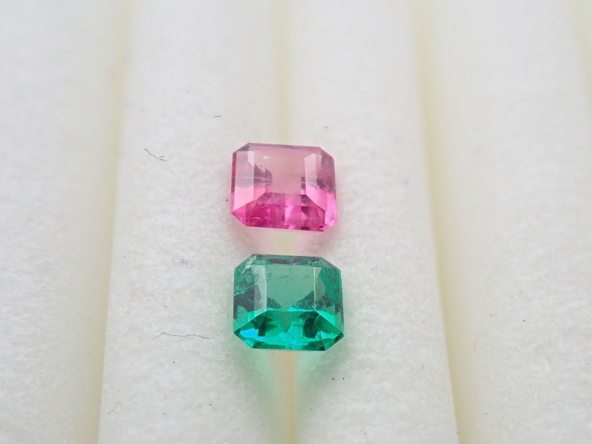 レッドベリル 0.124ct・エメラルド 0.146ct2石セット - KARATZ STORE｜カラッツSTORE