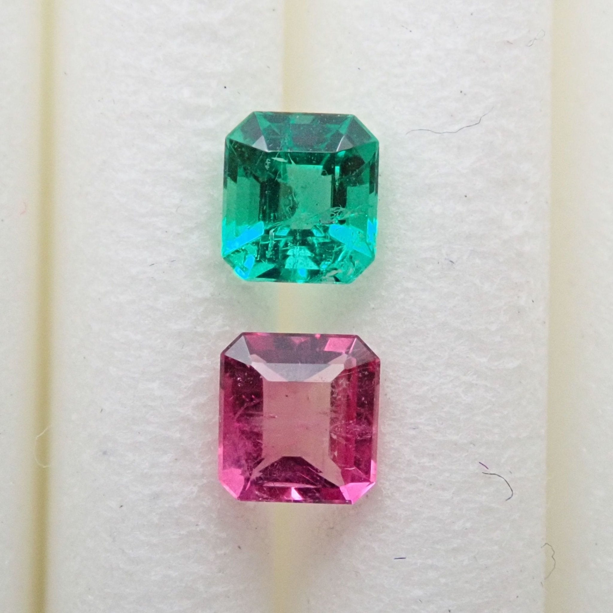 レッドベリル 0.124ct・エメラルド 0.146ct2石セット - KARATZ STORE｜カラッツSTORE