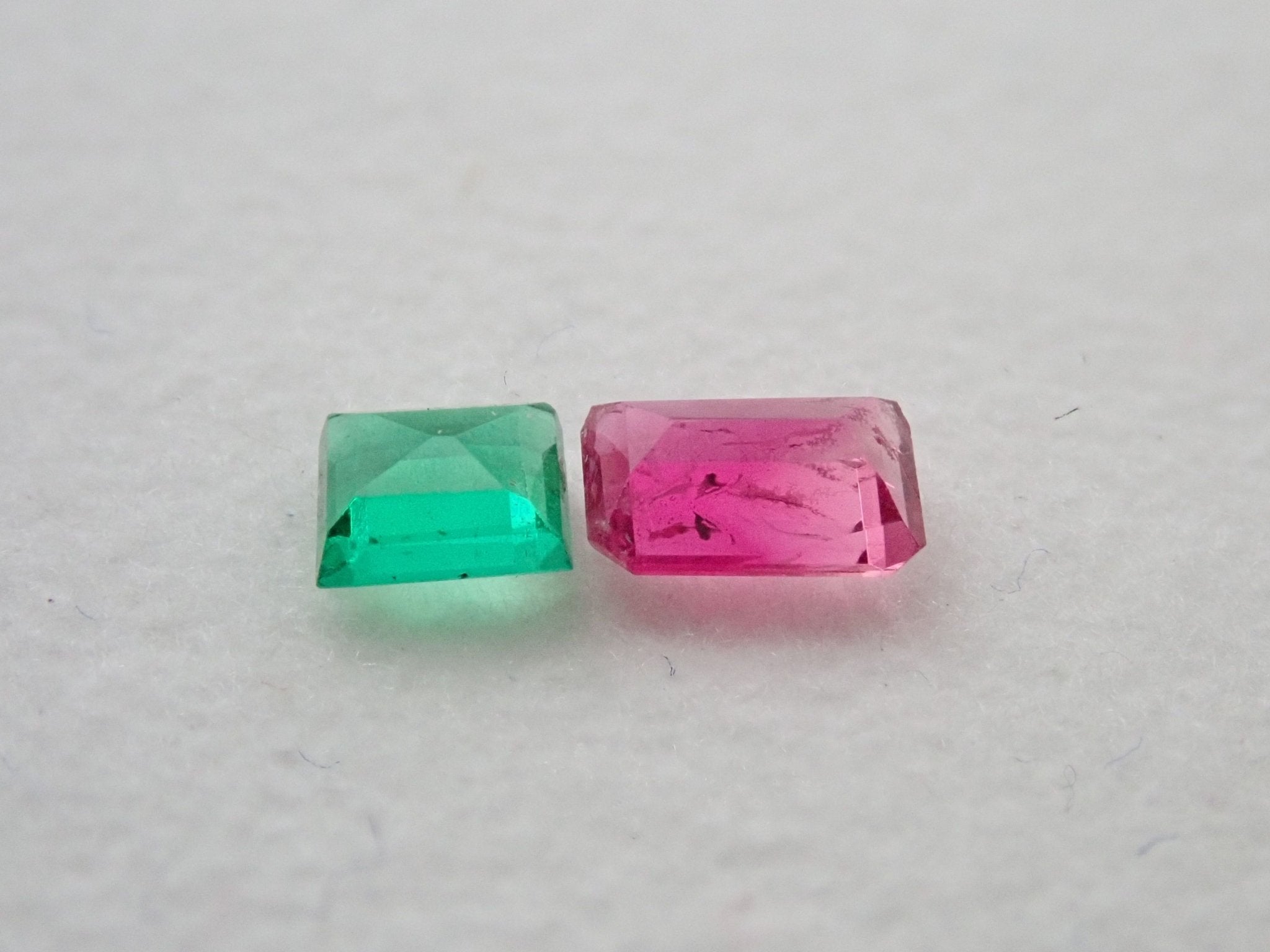 レッドベリル 0.139ct・エメラルド 0.106ct 2石セット - KARATZ STORE｜カラッツSTORE