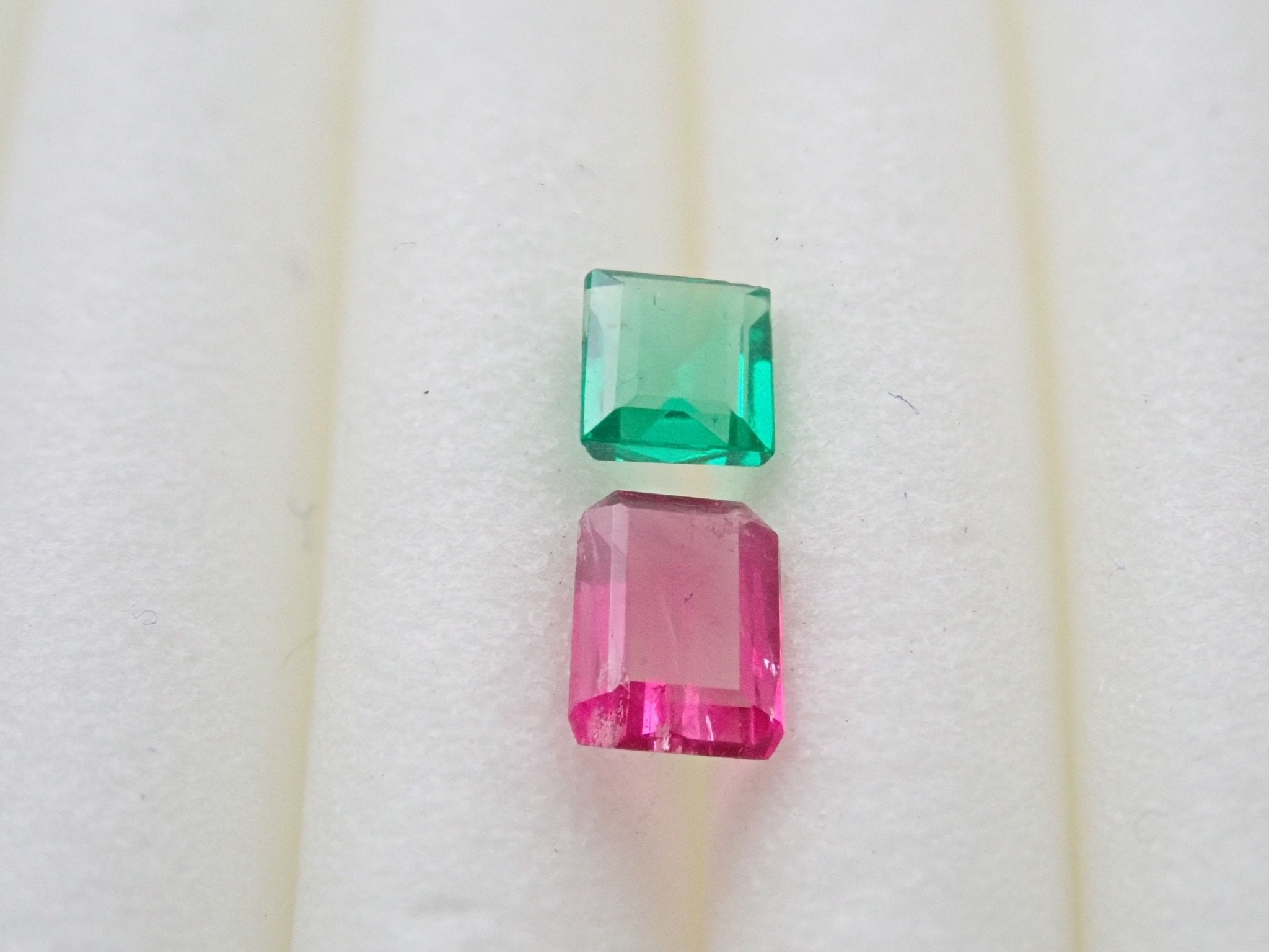 レッドベリル 0.139ct・エメラルド 0.106ct 2石セット - KARATZ STORE｜カラッツSTORE