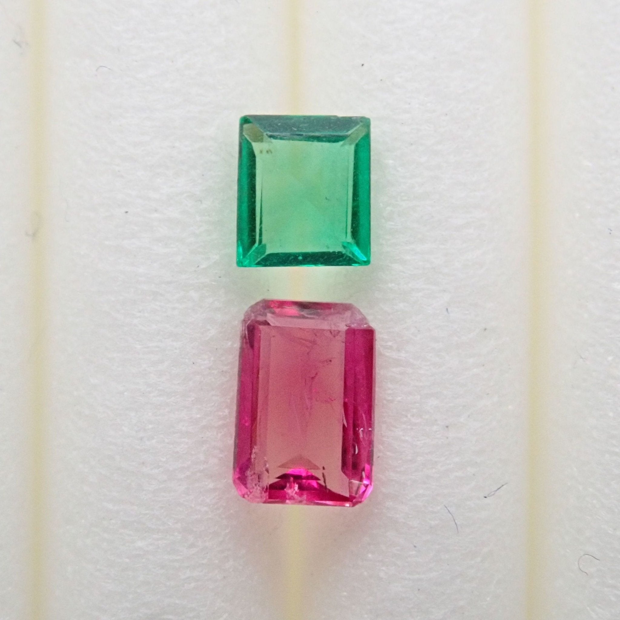 レッドベリル 0.139ct・エメラルド 0.106ct 2石セット - KARATZ STORE｜カラッツSTORE