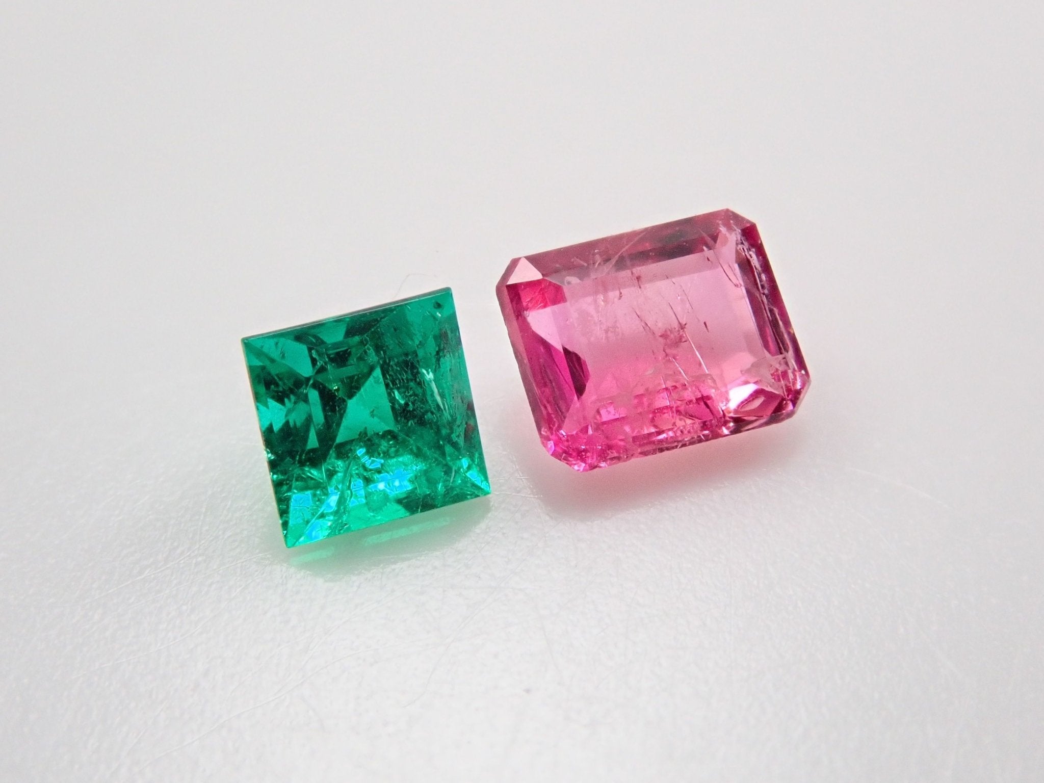 レッドベリル 0.142ct・エメラルド 0.109ct 2石セット - KARATZ STORE｜カラッツSTORE