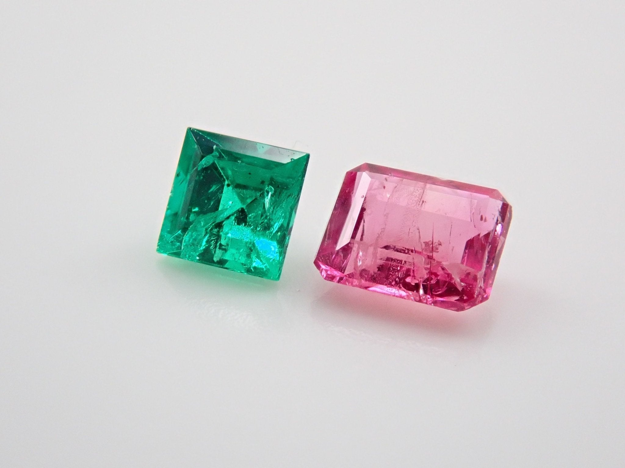 レッドベリル 0.142ct・エメラルド 0.109ct 2石セット - KARATZ STORE｜カラッツSTORE