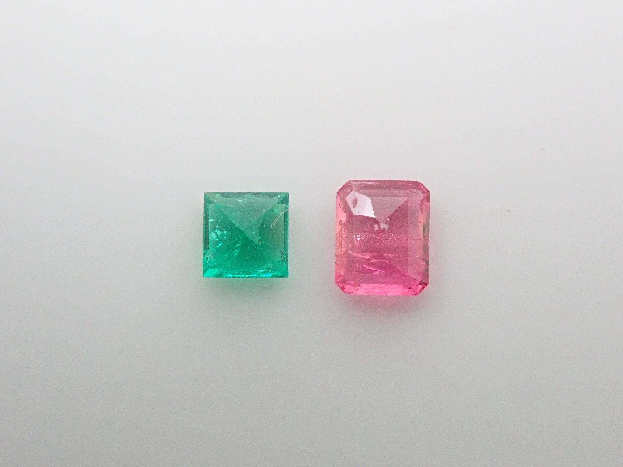 レッドベリル 0.142ct・エメラルド 0.109ct 2石セット - KARATZ STORE｜カラッツSTORE