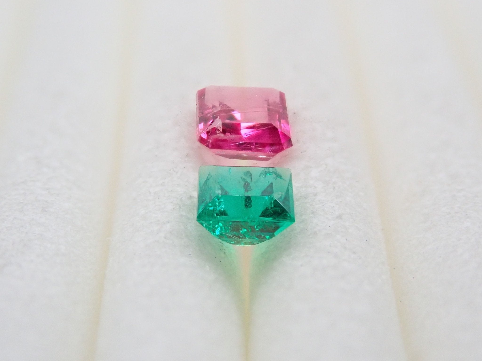 レッドベリル 0.142ct・エメラルド 0.109ct 2石セット - KARATZ STORE｜カラッツSTORE