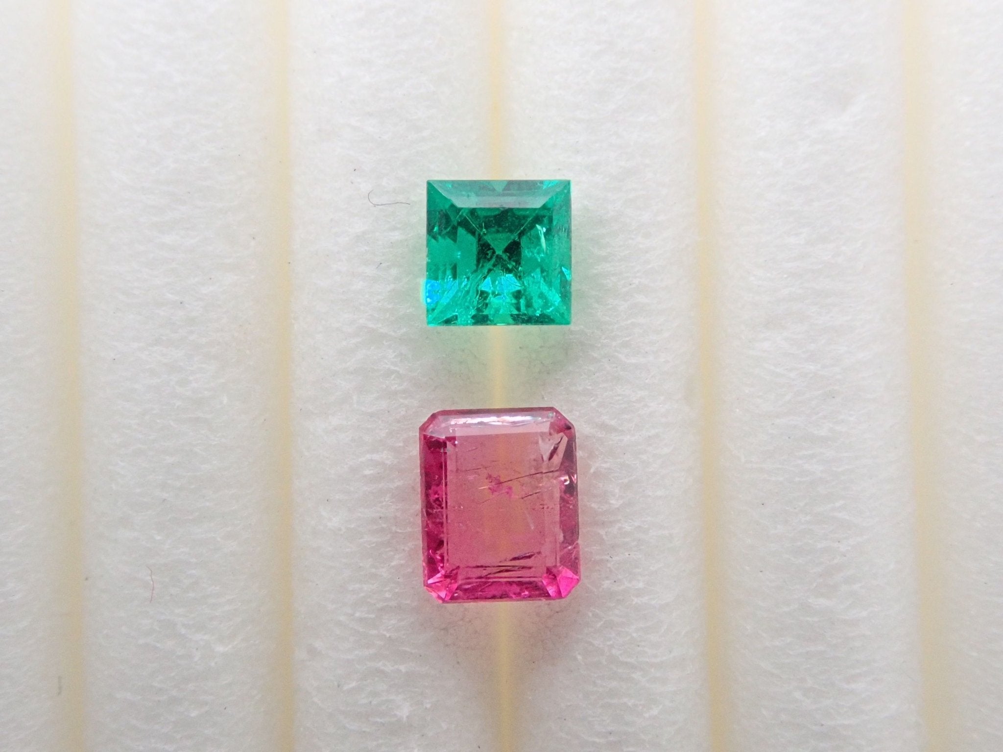 レッドベリル 0.142ct・エメラルド 0.109ct 2石セット - KARATZ STORE｜カラッツSTORE