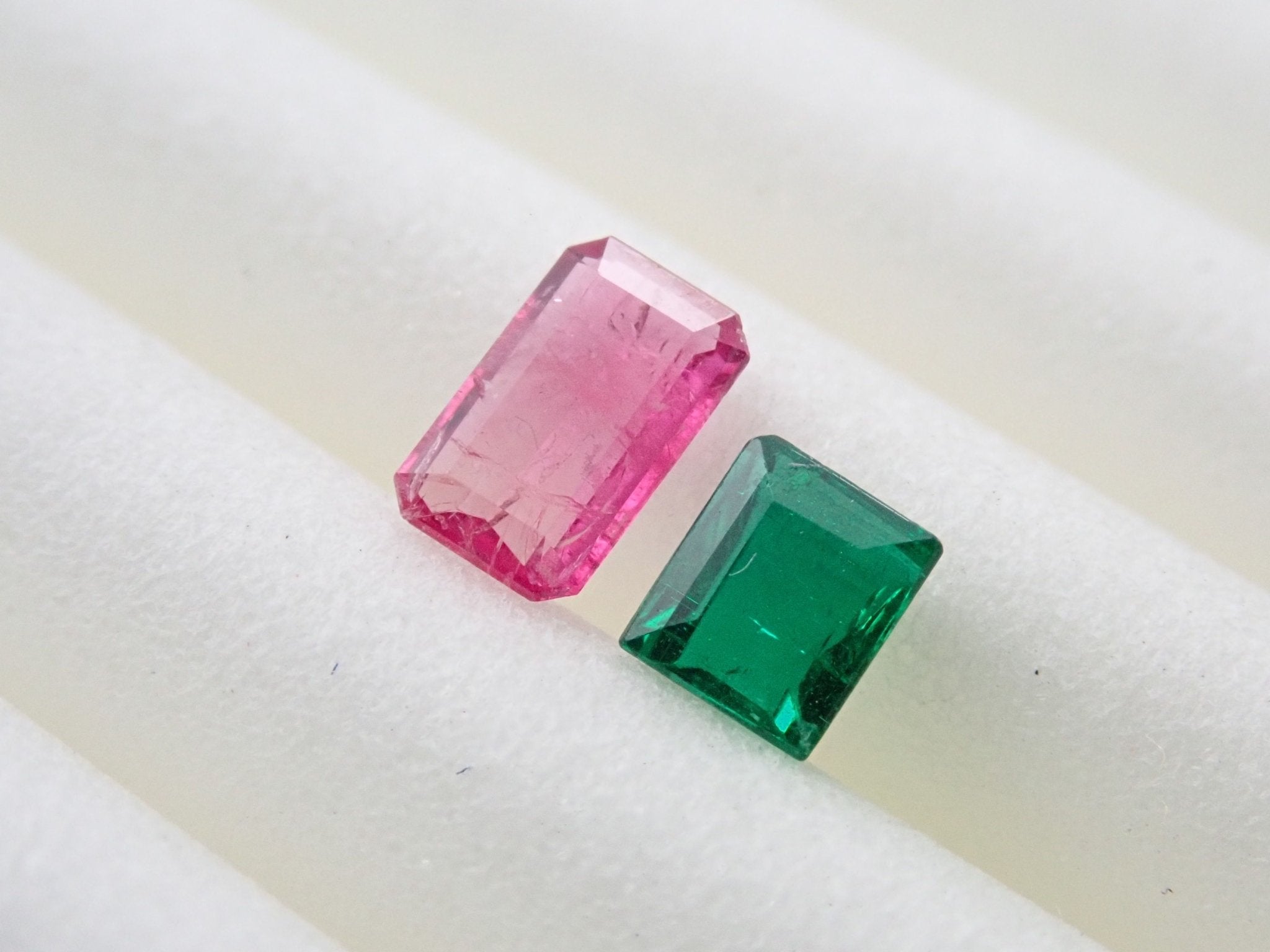 レッドベリル 0.145ct・エメラルド 0.160ctルース - KARATZ STORE｜カラッツSTORE