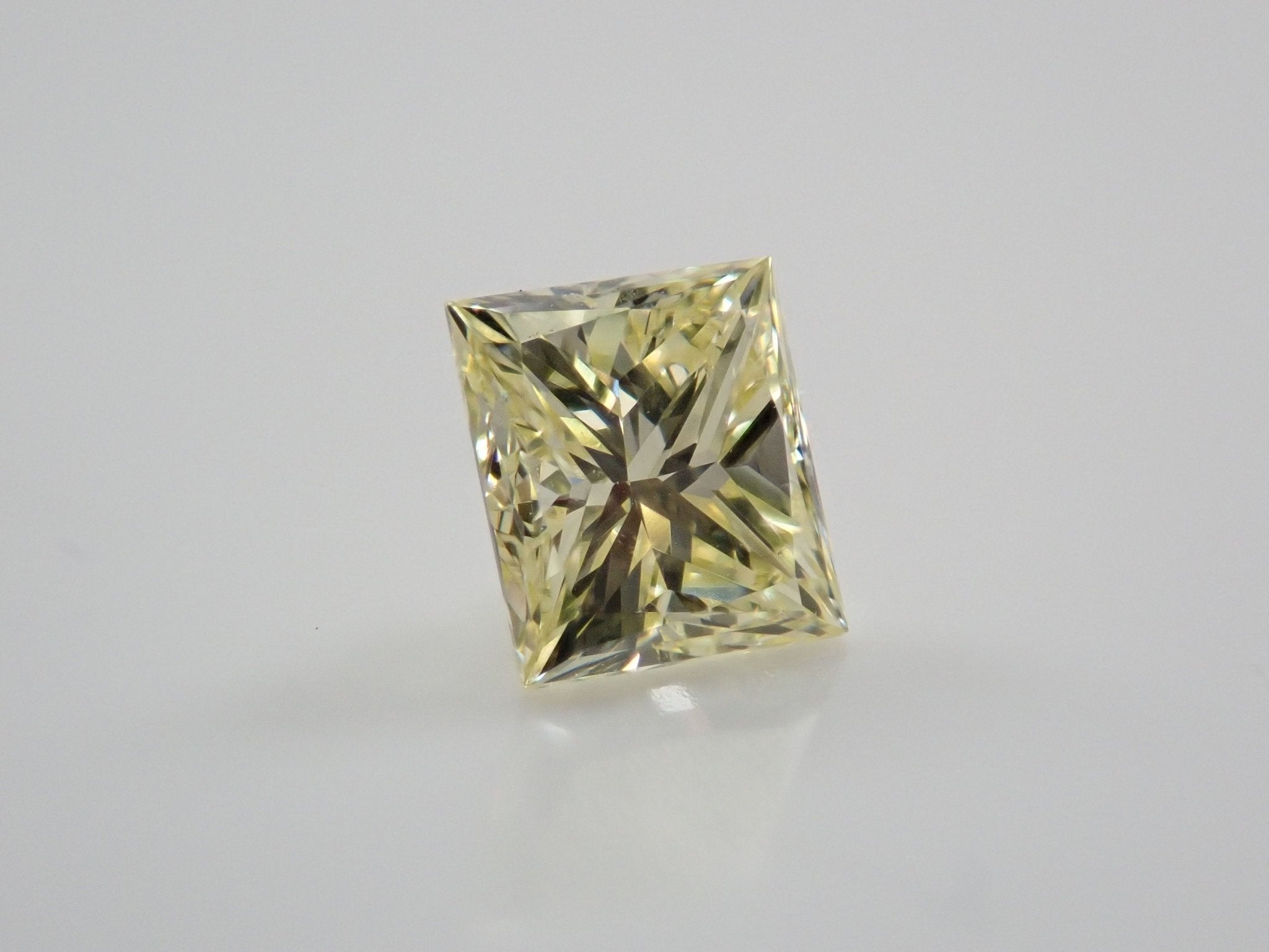 イエローダイヤモンド 0.434ct／0.443ctルース(LIGHT YELLOW / VERY LIGHT YELLOW, VVS2 / VVS2) - KARATZ STORE｜カラッツSTORE