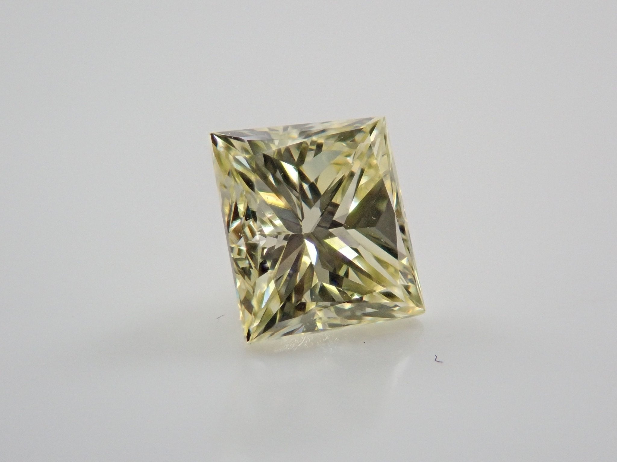 イエローダイヤモンド 0.434ct／0.443ctルース(LIGHT YELLOW / VERY LIGHT YELLOW, VVS2 / VVS2) - KARATZ STORE｜カラッツSTORE