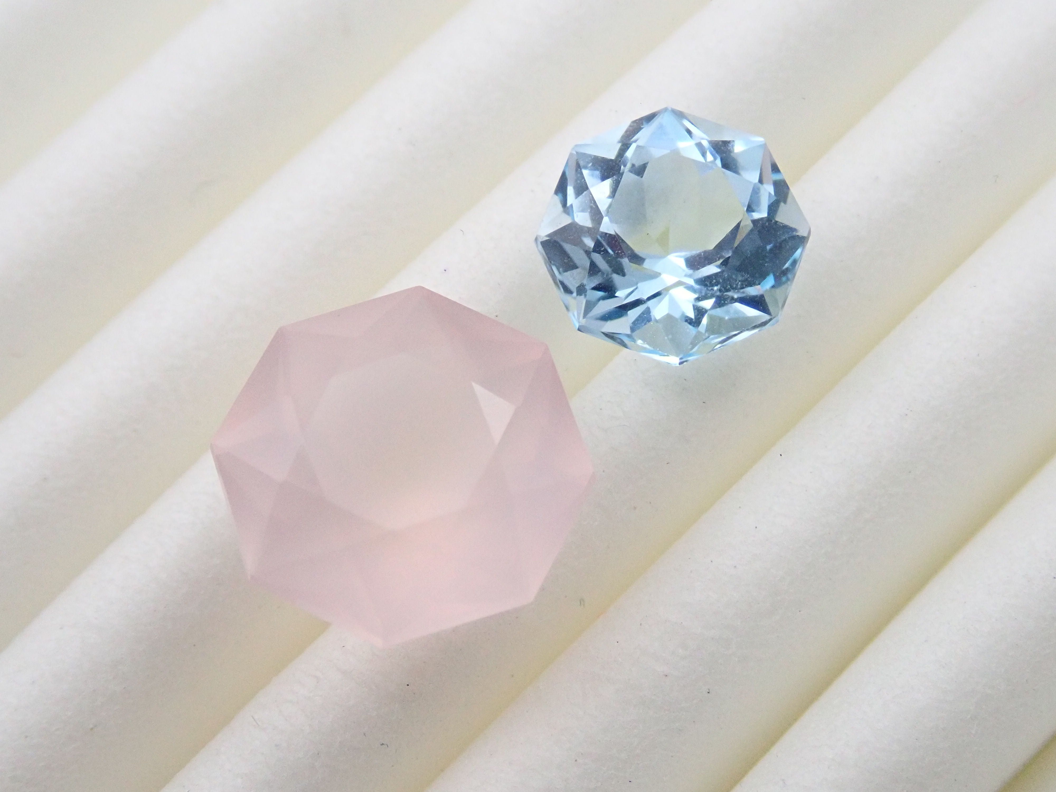 ローズクォーツ 3.070ct・ブルートパーズ 1.786ct 2石セット