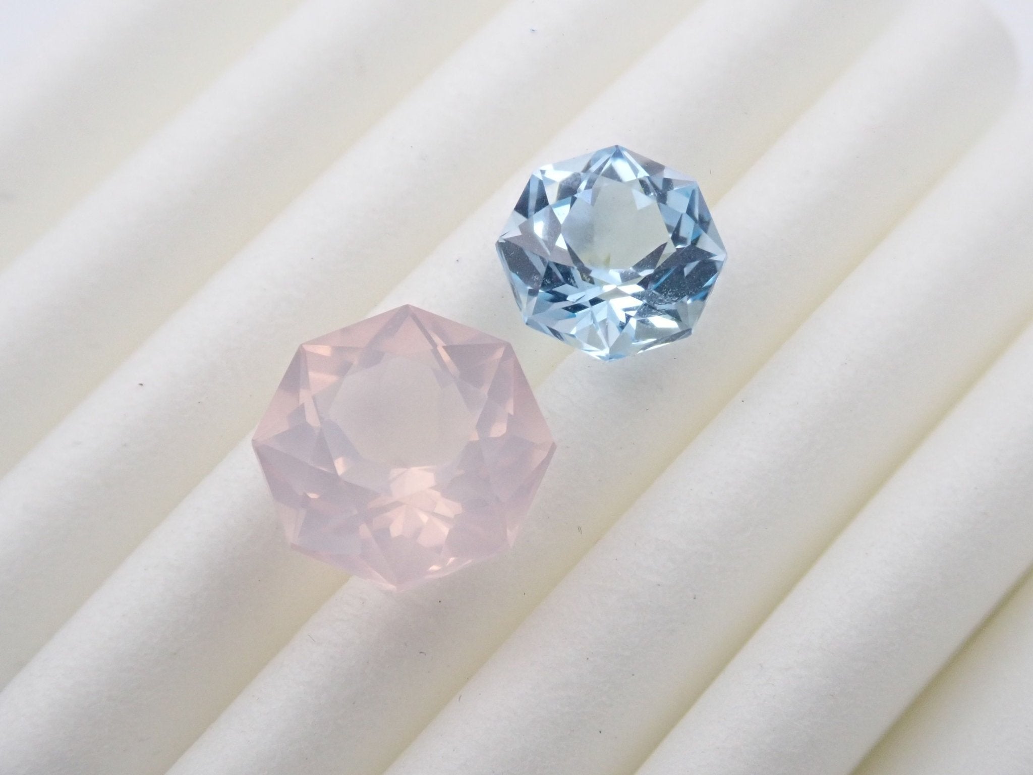 ローズクォーツ 2.558ct・ブルートパーズ 1.826ct 2石セット - KARATZ STORE｜カラッツSTORE