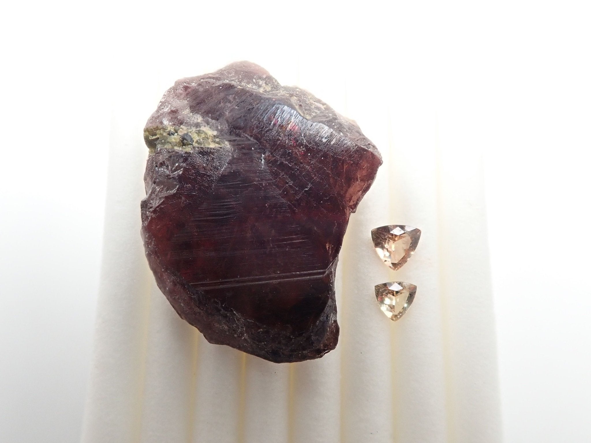 アキシナイト原石・ルースセット 26.613ct - KARATZ STORE｜カラッツSTORE