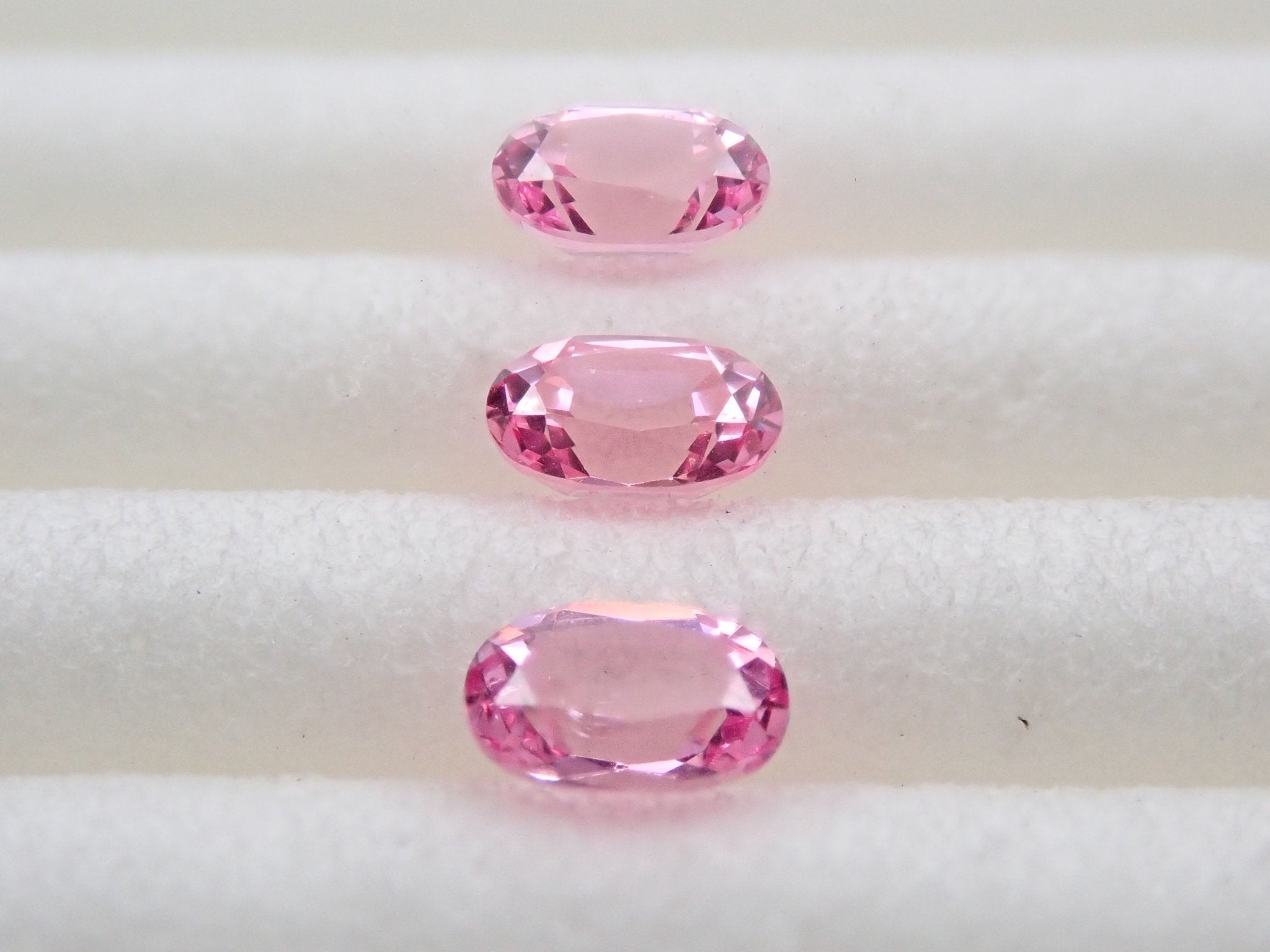 ピンクスピネル3石セット 0.388ct - KARATZ STORE｜カラッツSTORE