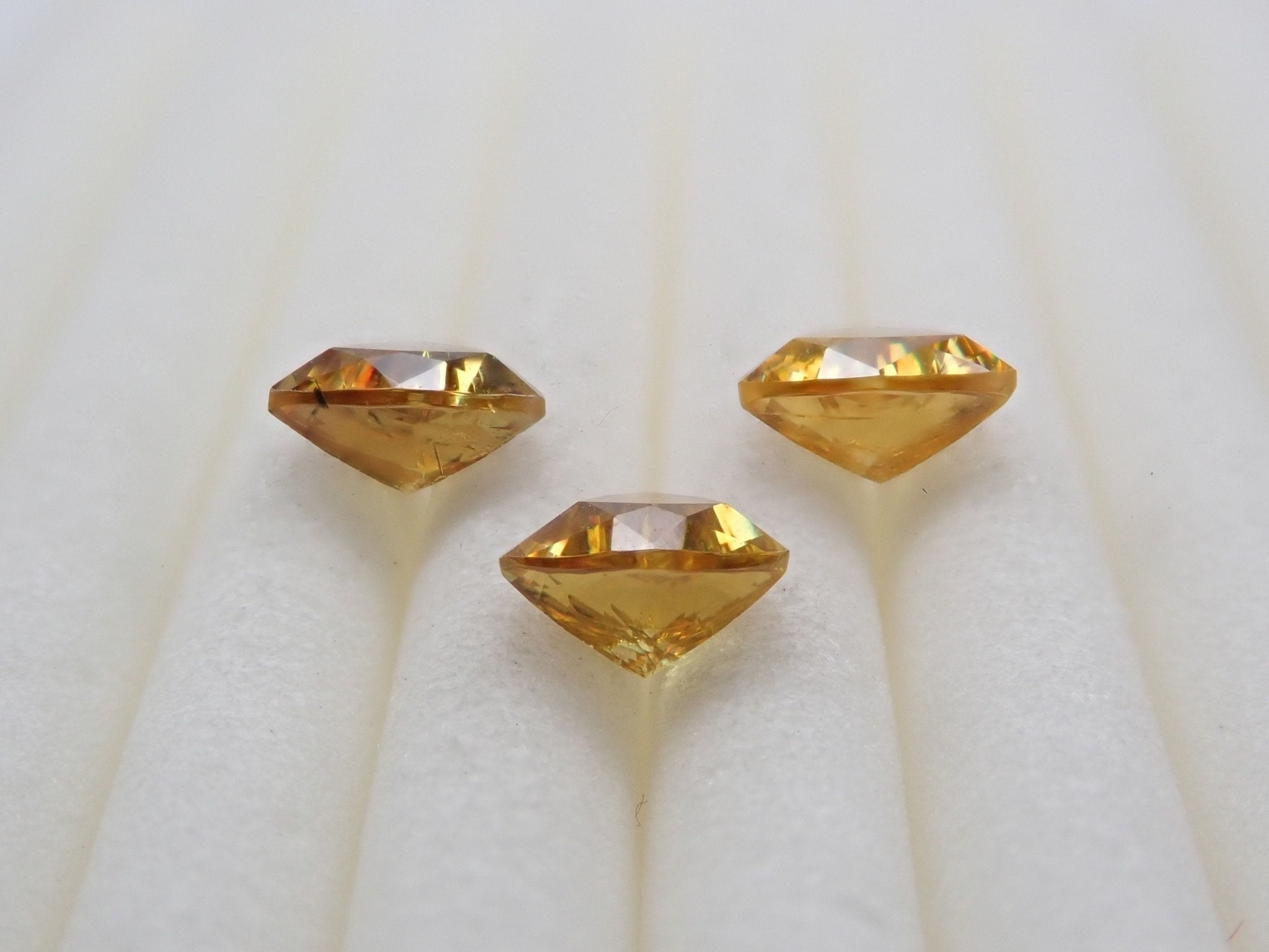 スフェーン3石セット 1.176ct - KARATZ STORE｜カラッツSTORE