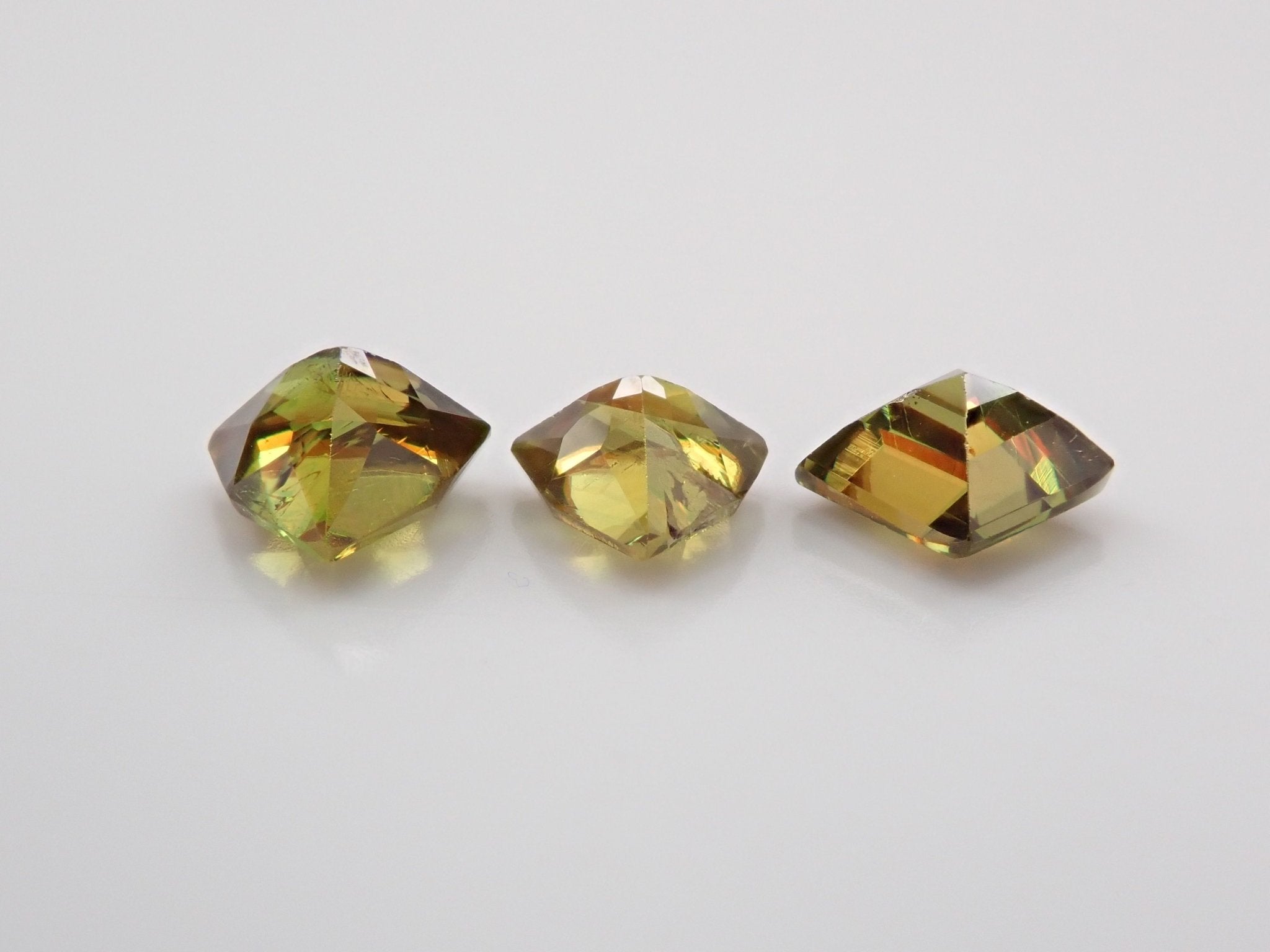 スフェーン3石セット 1.426ct - KARATZ STORE｜カラッツSTORE