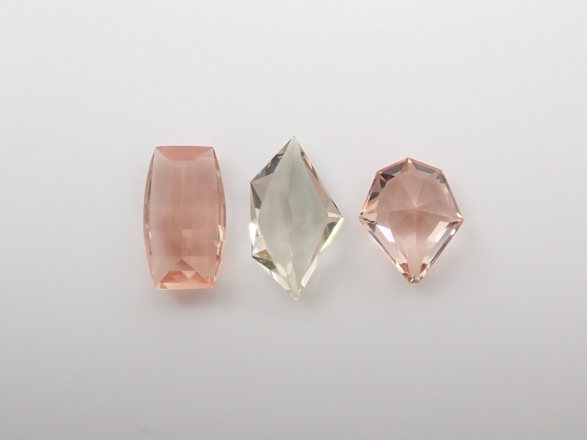 オレゴンサンストーン特殊カット3石セット 1.622ct - KARATZ STORE｜カラッツSTORE